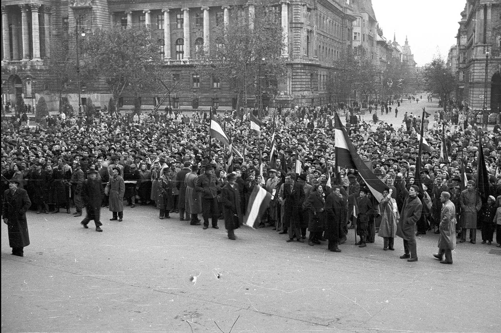 Kossuth Lajos tér az Alkotmány utca felé nézve, 1956.