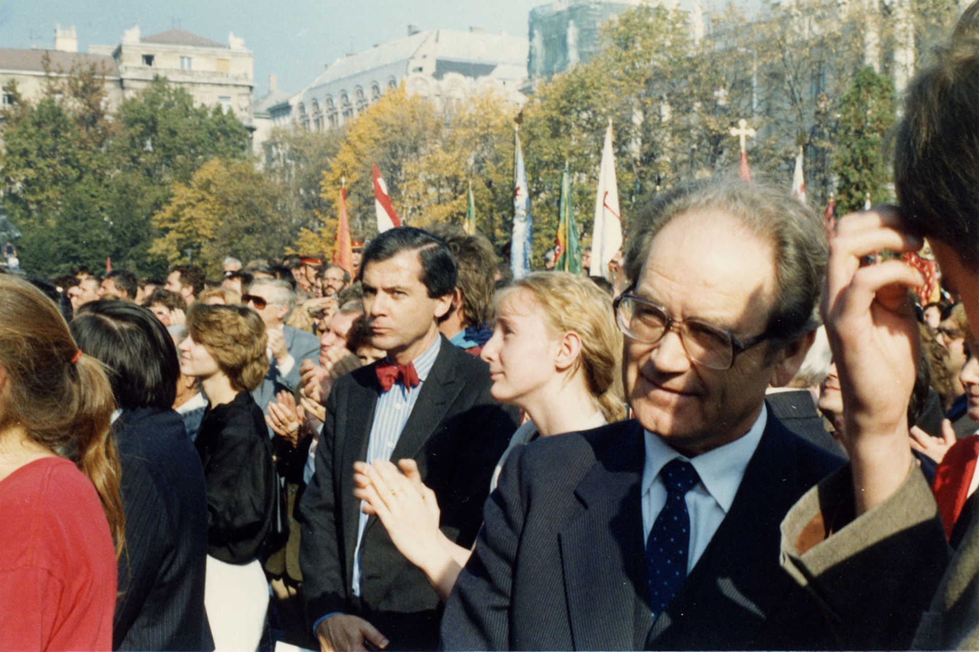 Kossuth Lajos tér 1989 október 23-án, a köztársaság kikiáltása idején. Piros csokornyakkendővel Mark Palmer USA nagykövet, 1989.