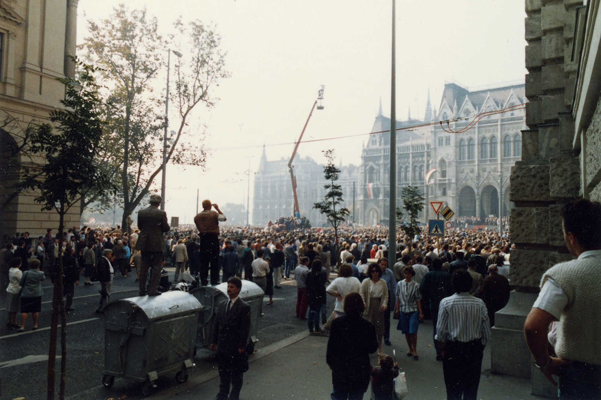 Alkotmány utca a Kossuth Lajos tér felé nézve 1989 október 23-án, a köztársaság kikiáltása idején, 1989.