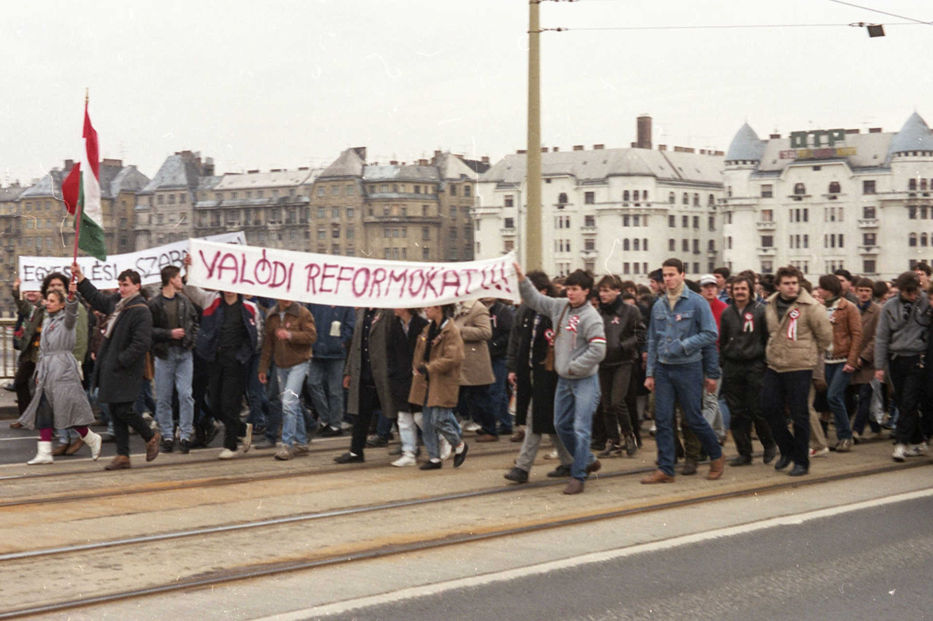 Margit híd, felvonulók március 15-én. Háttérben a Palatinus házak, 1988.