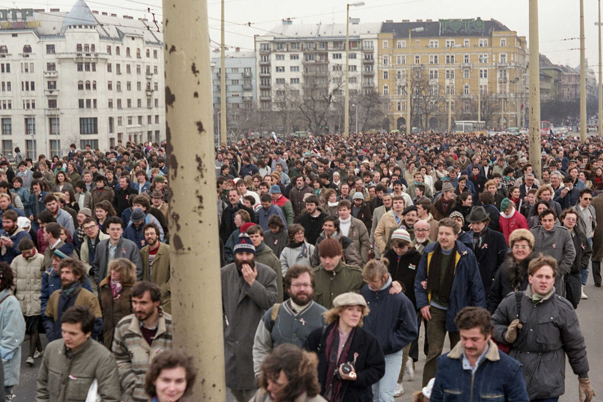 Margit híd pesti hídfő, felvonulók március 15-én, 1988.