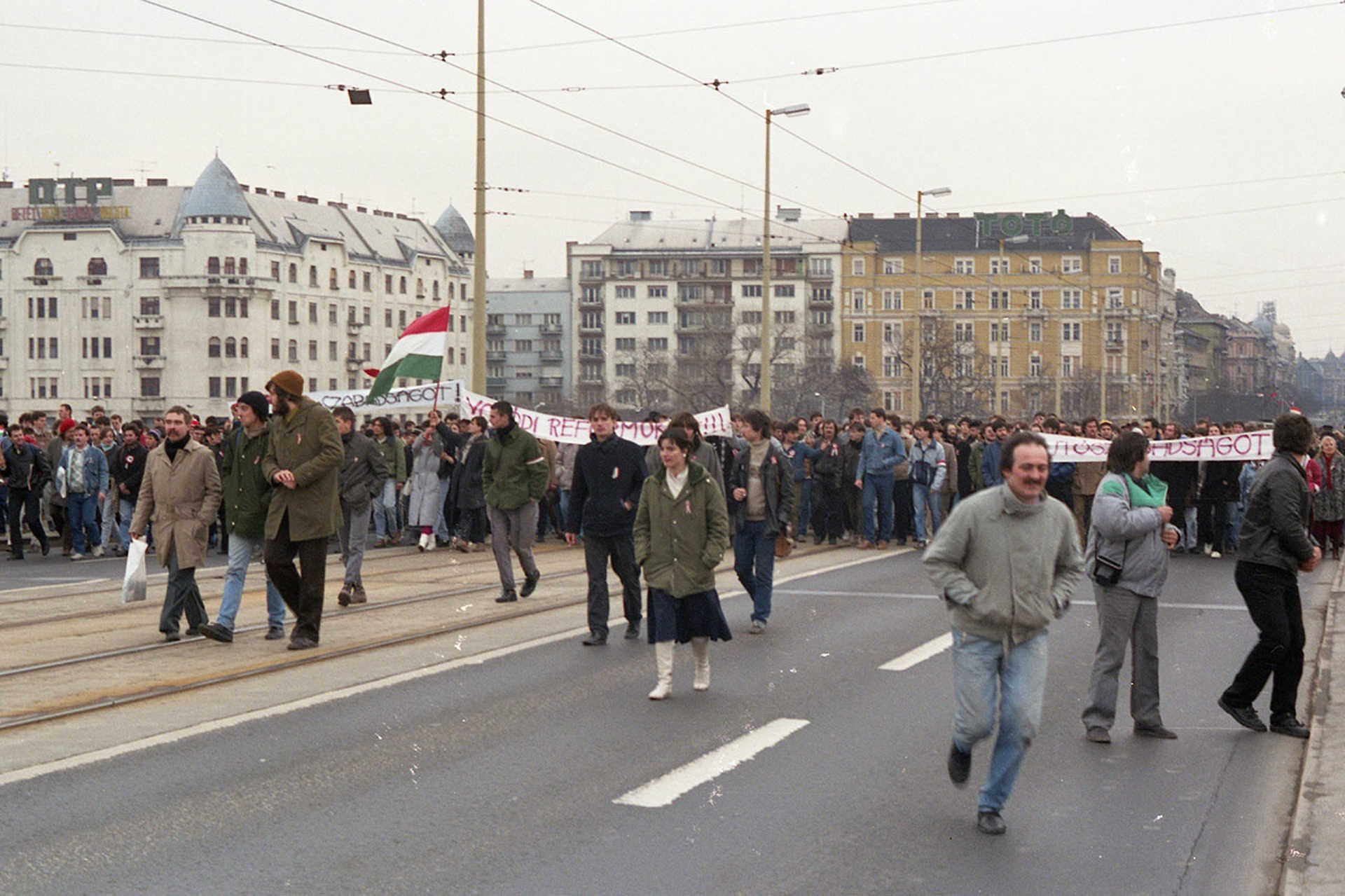 Margit híd, felvonulók március 15-én. Háttérben a Jászai Mari téri házak, 1988.