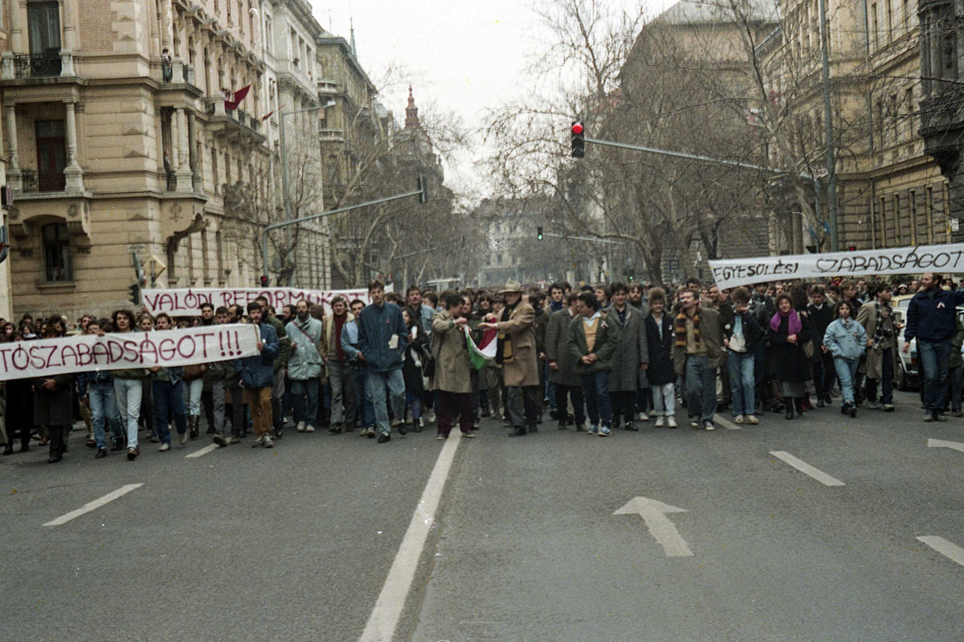Alkotmány utca a Bajcsy-Zsilinszky út felé nézve, felvonulók március 15-én, 1988.