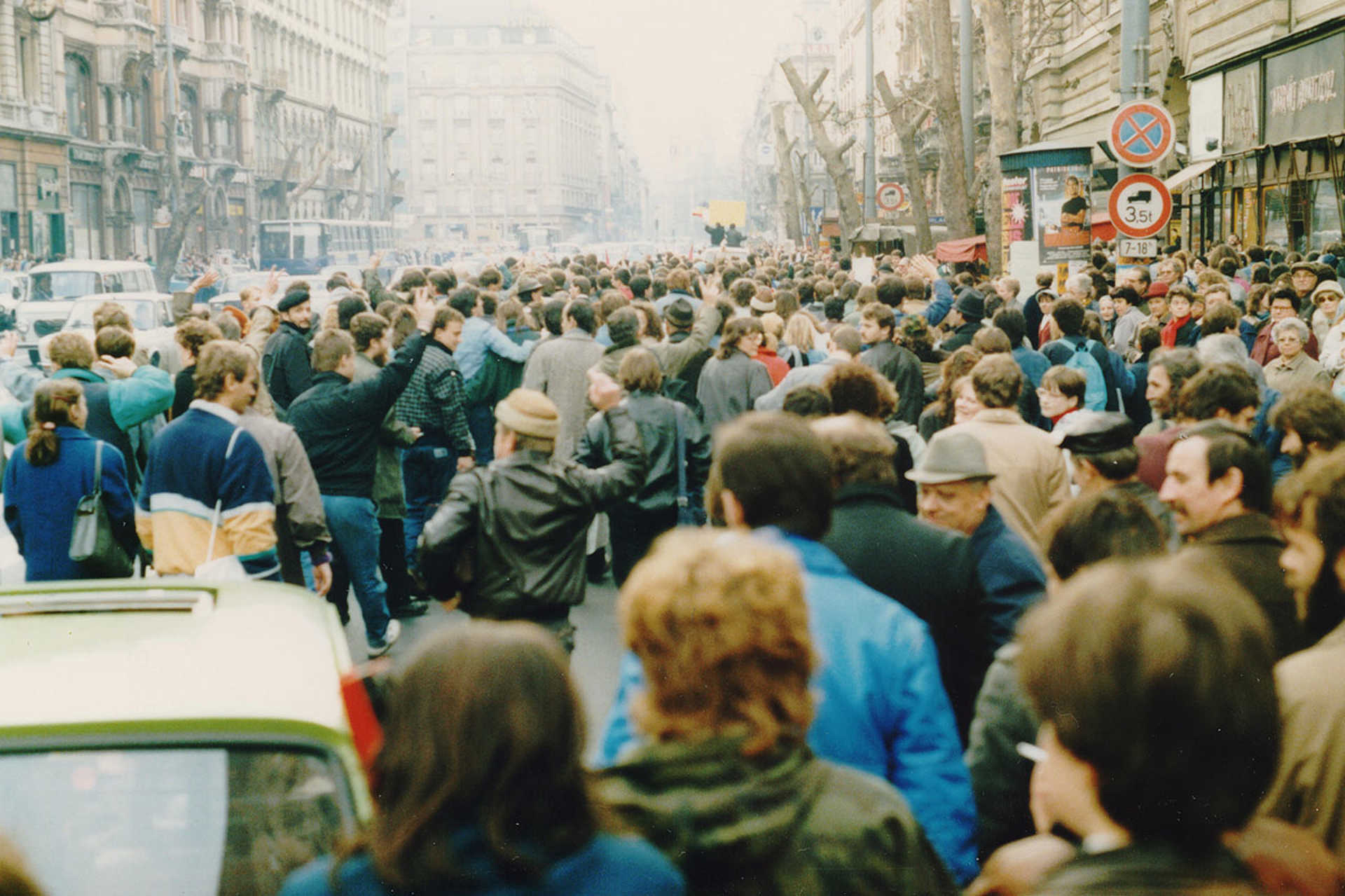 Rákóczi út az Astoria felé nézve. A romániai forradalom győzelmének hírére összegyűlt emberek, 1989.