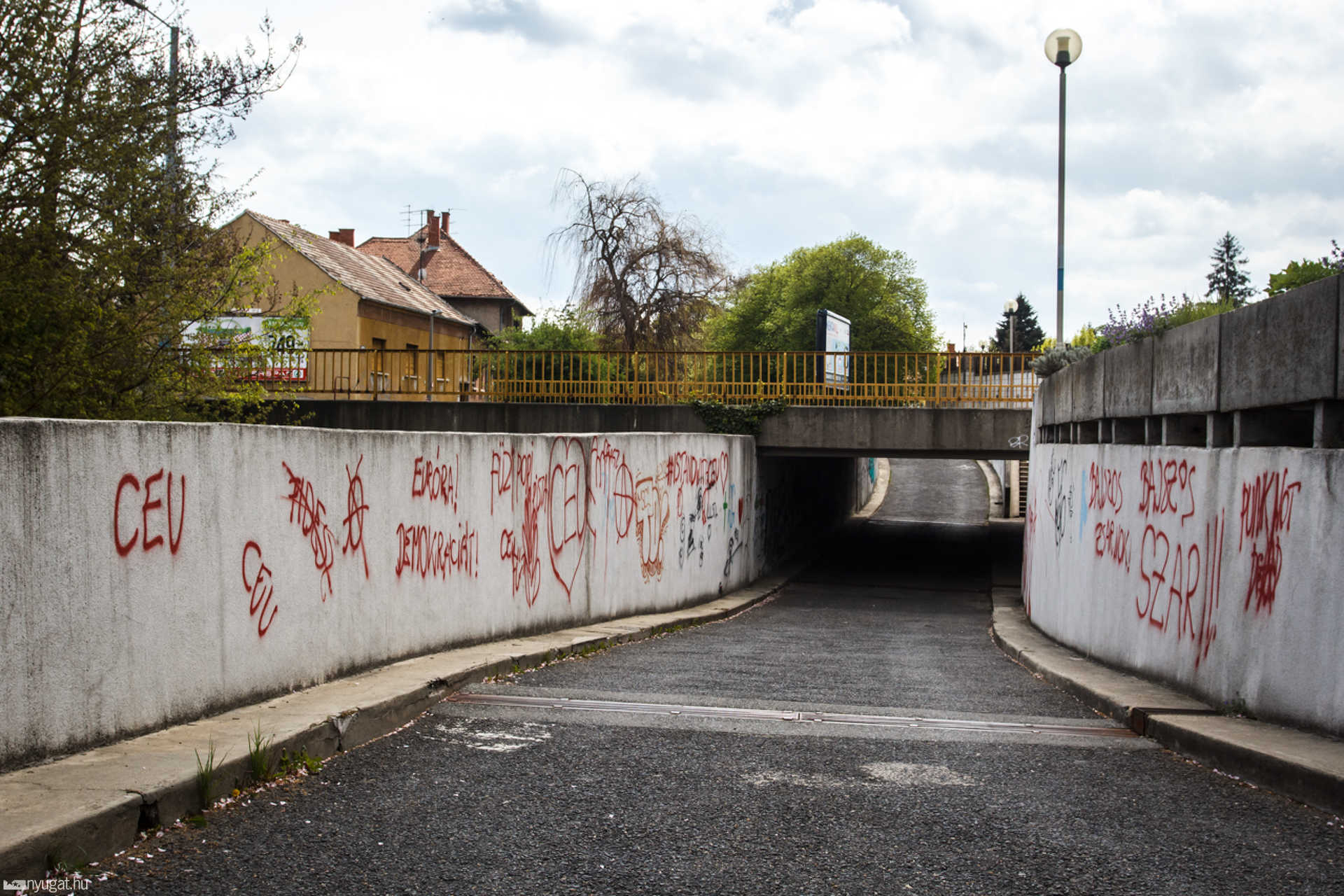 CEU-támogató graffitik Szombathelyen