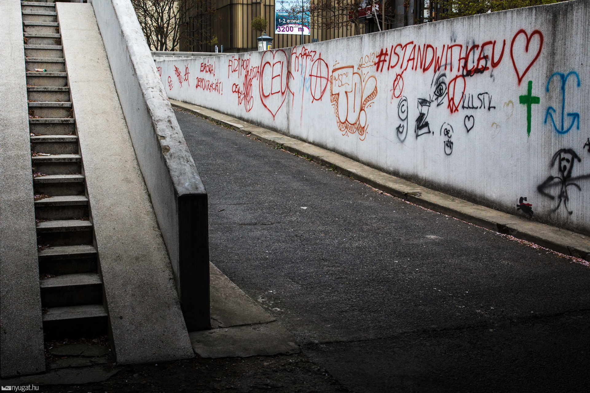 CEU-támogató graffitik Szombathelyen