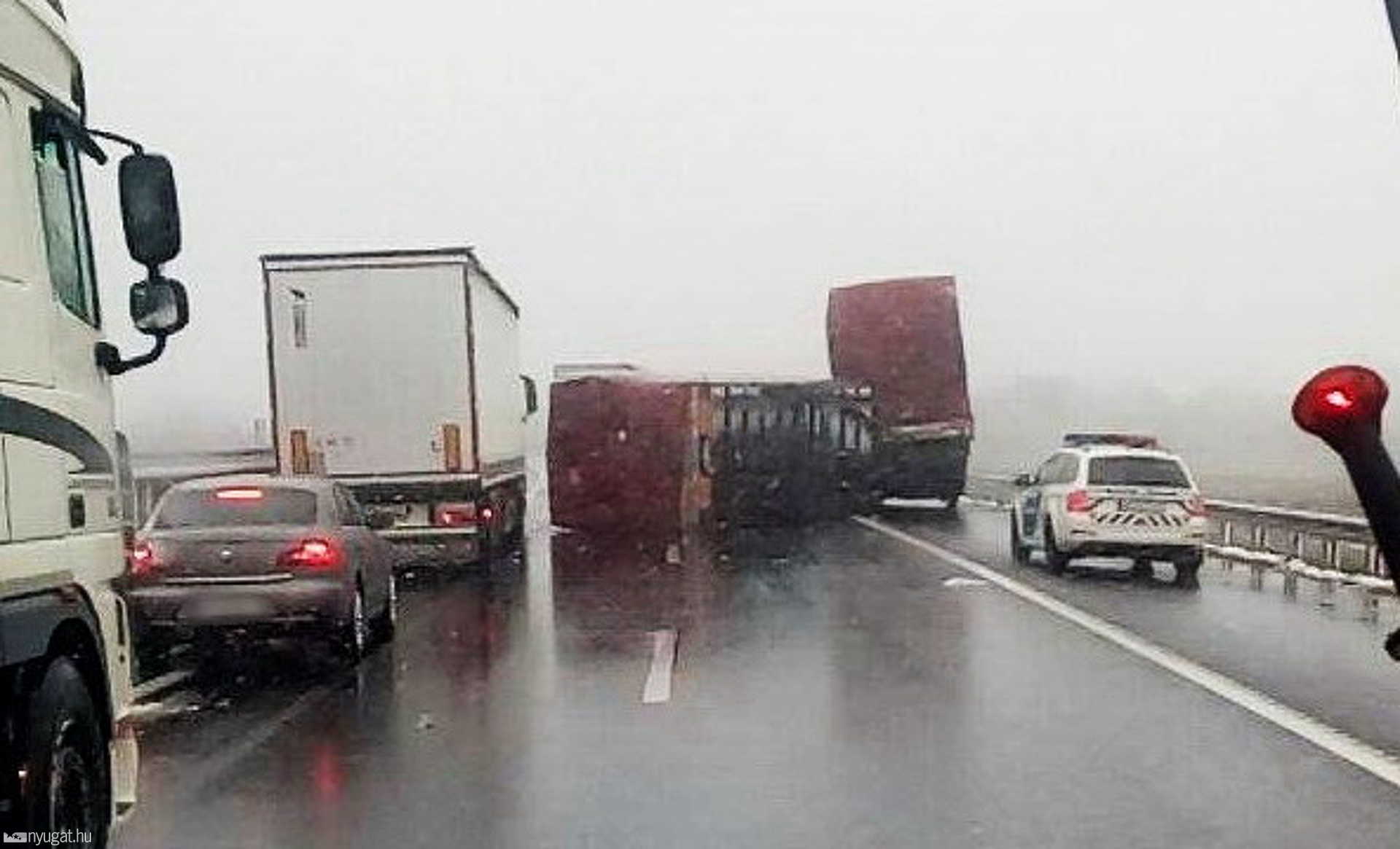 Kamiont borított fel a szél az M86-oson