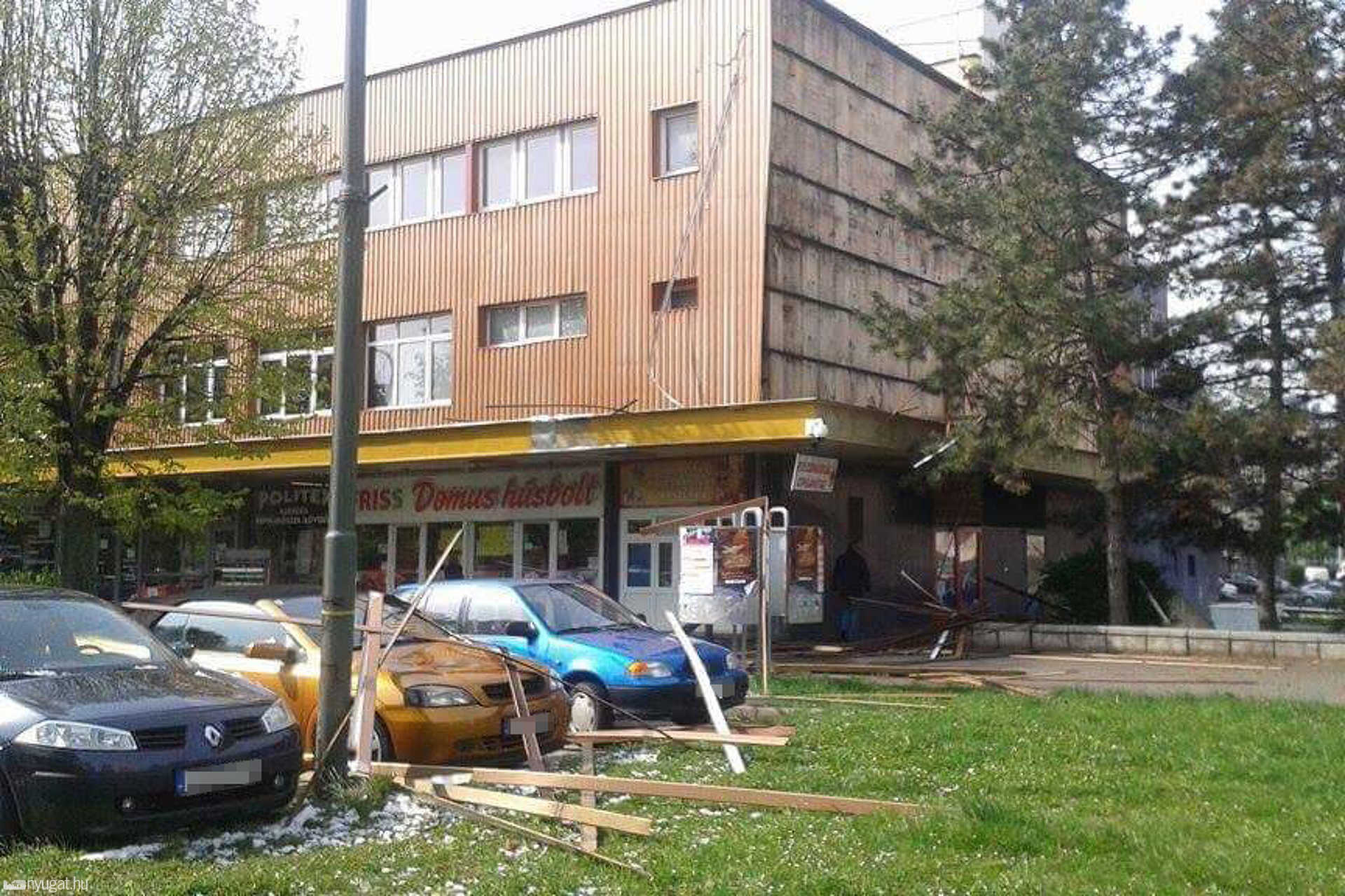 Szél bontotta le a Domus oldalát