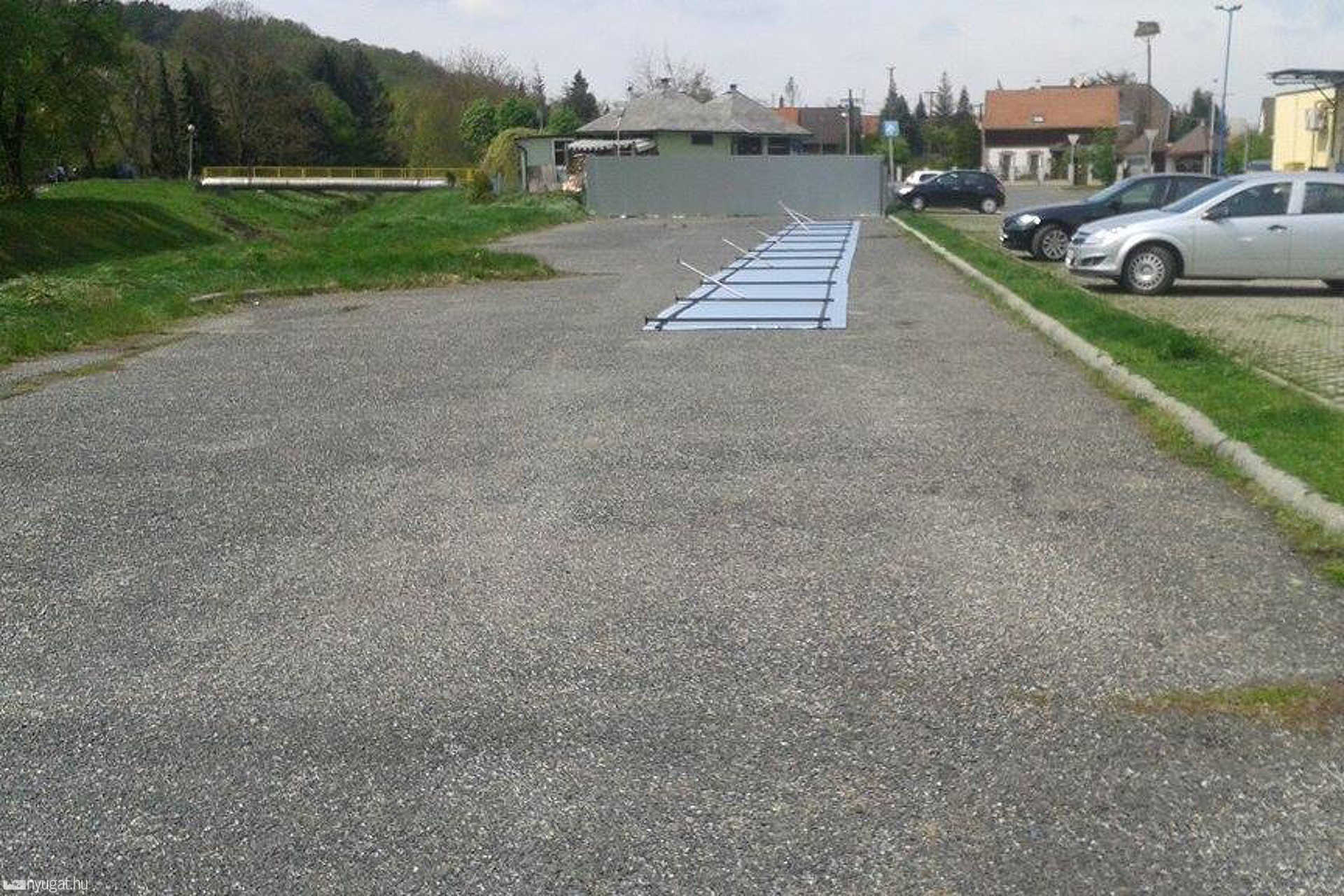 Novák piac megbontott kerítése 