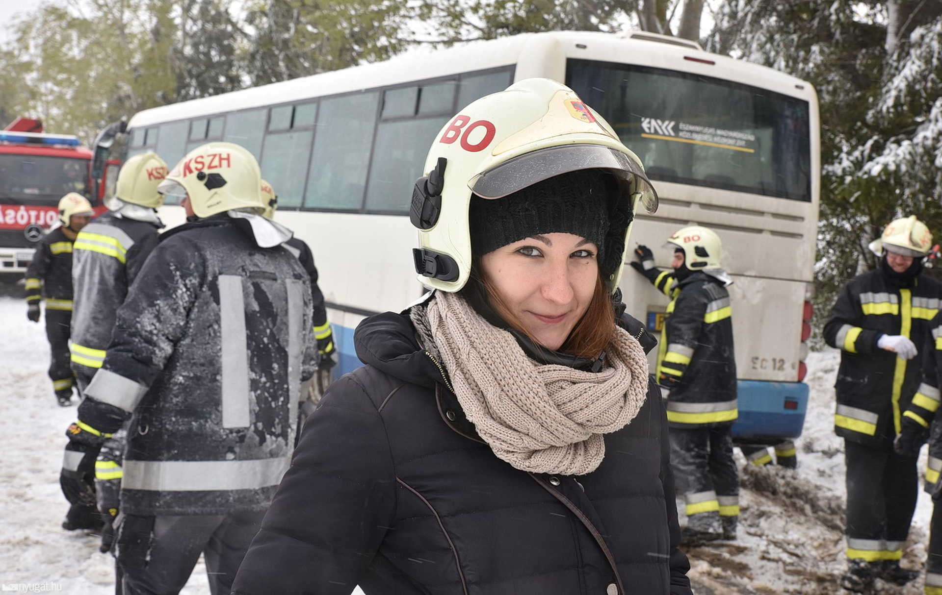 Hófúvásban csúszott busz elé egy autó Bozsoknál