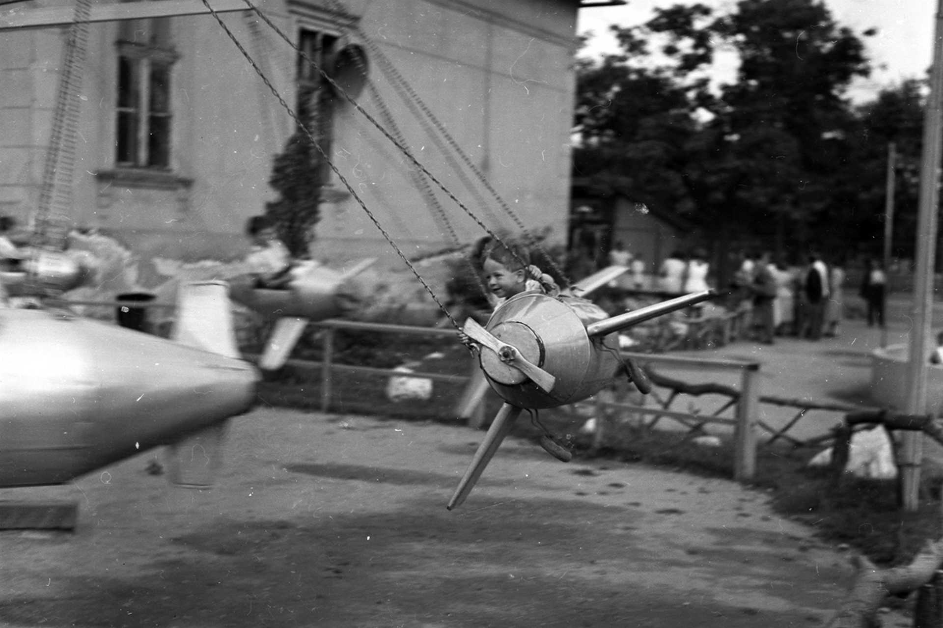 Kis vidámpark, körhinta, 1948.