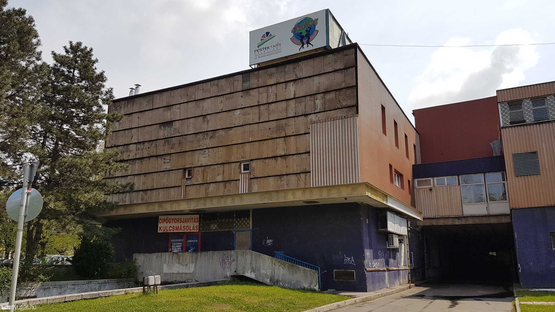 Megbontotta a Domus oldalát a szél Szombathelyen