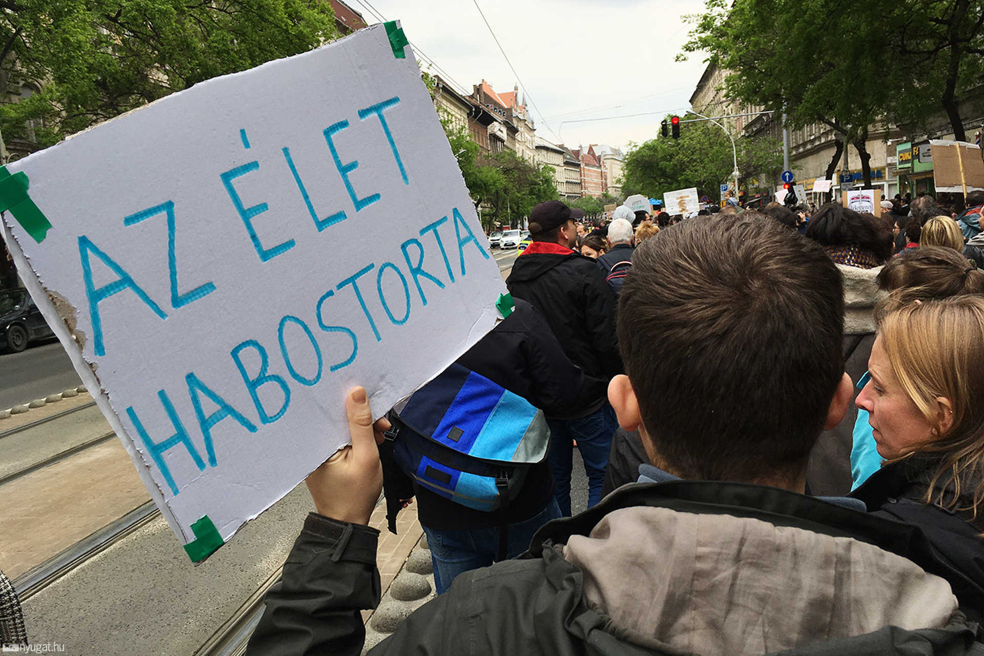 A Kétfarkú Kutyapárt Békemenetének legjobb transzparensei