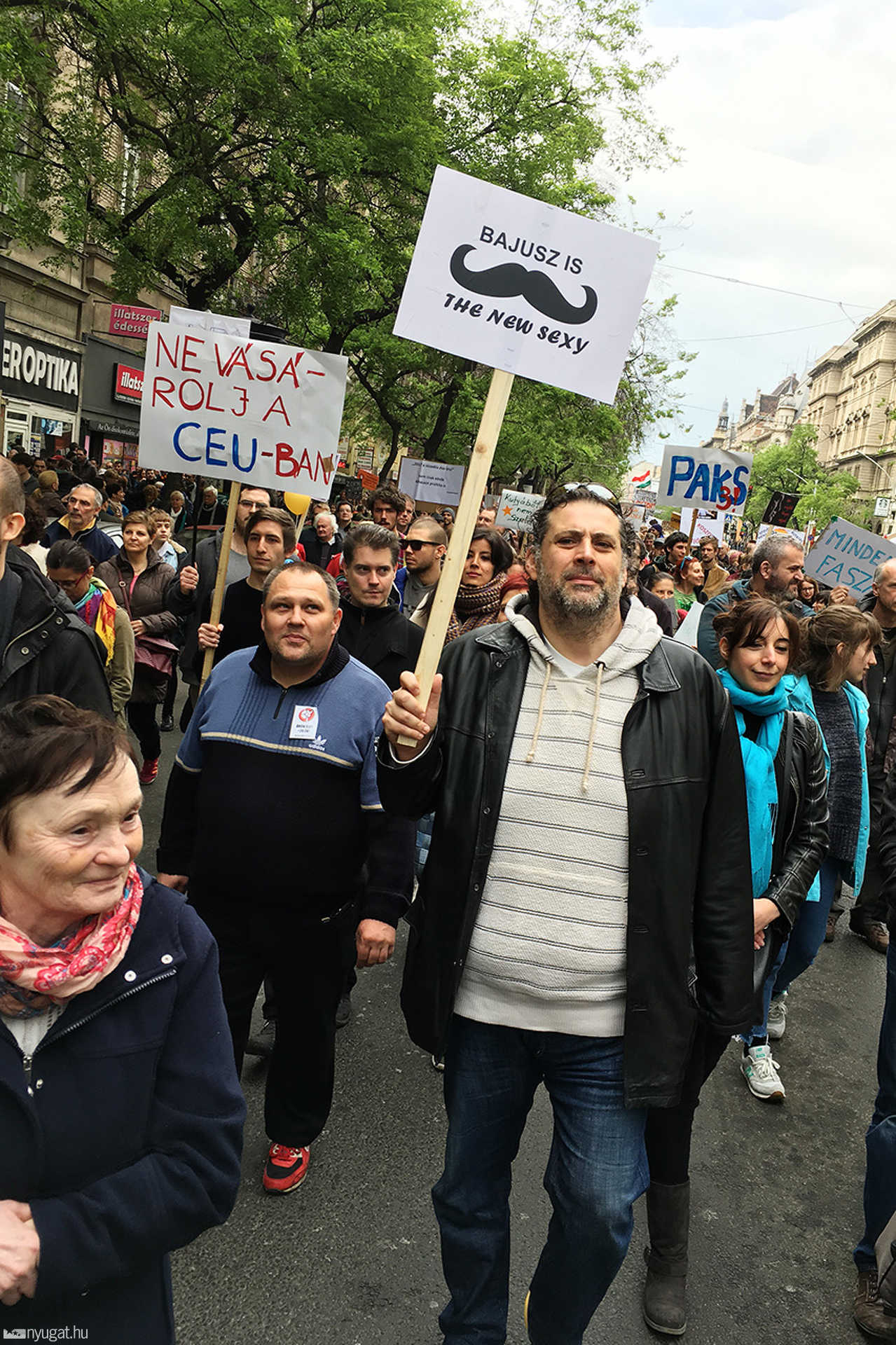 A Kétfarkú Kutyapárt Békemenetének legjobb transzparensei