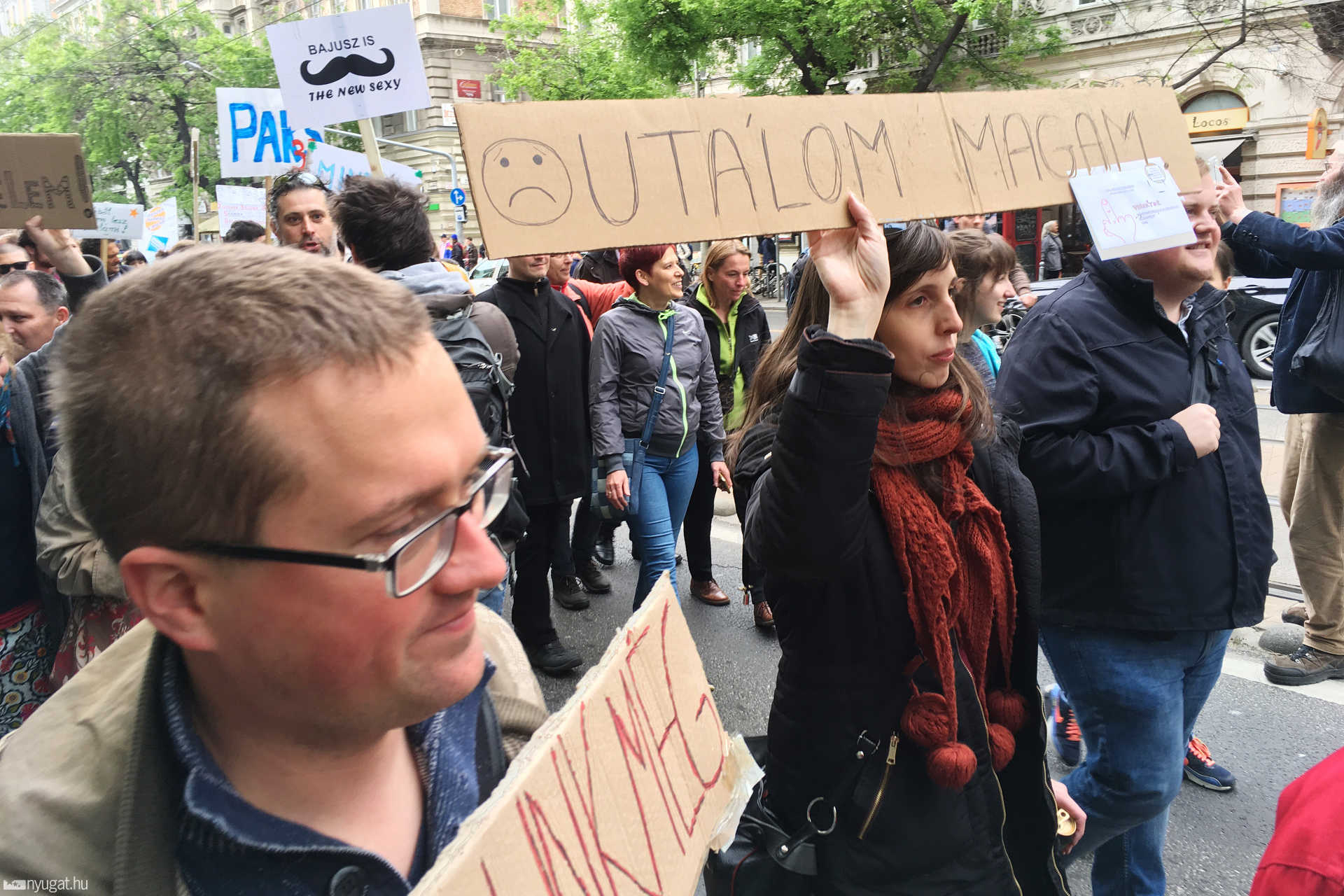 A Kétfarkú Kutyapárt Békemenetének legjobb transzparensei
