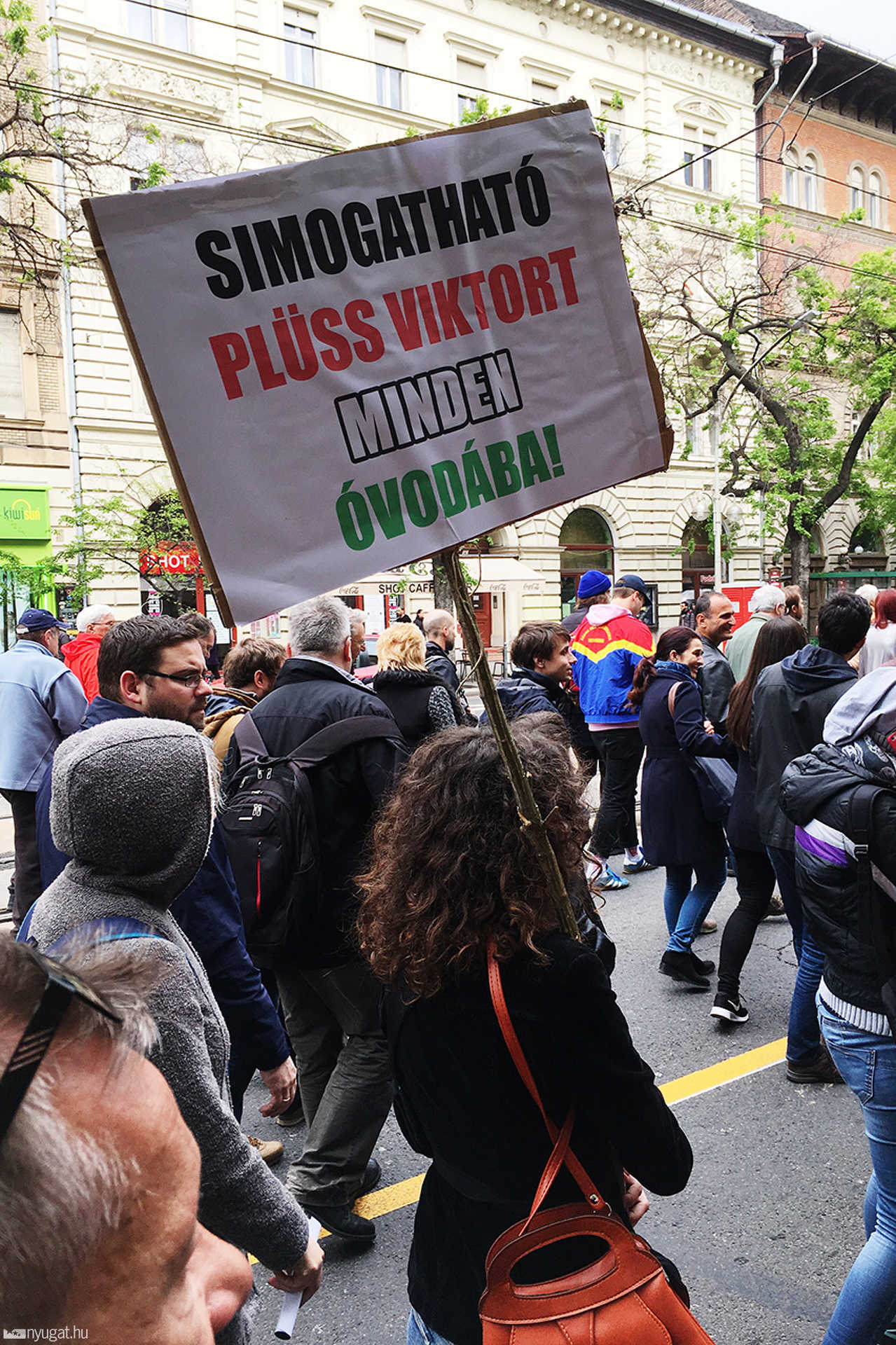 A Kétfarkú Kutyapárt Békemenetének legjobb transzparensei