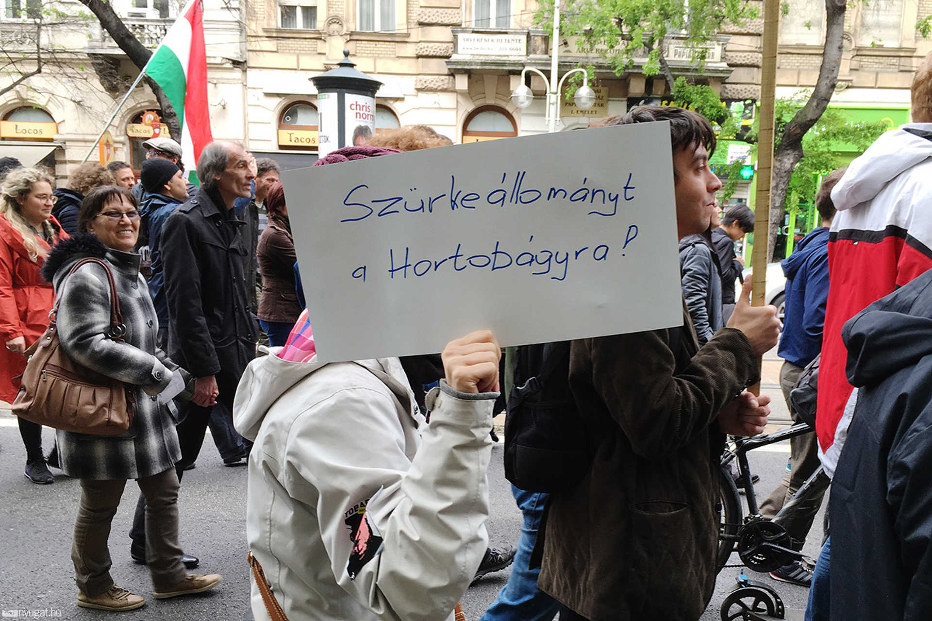 A Kétfarkú Kutyapárt Békemenetének legjobb transzparensei