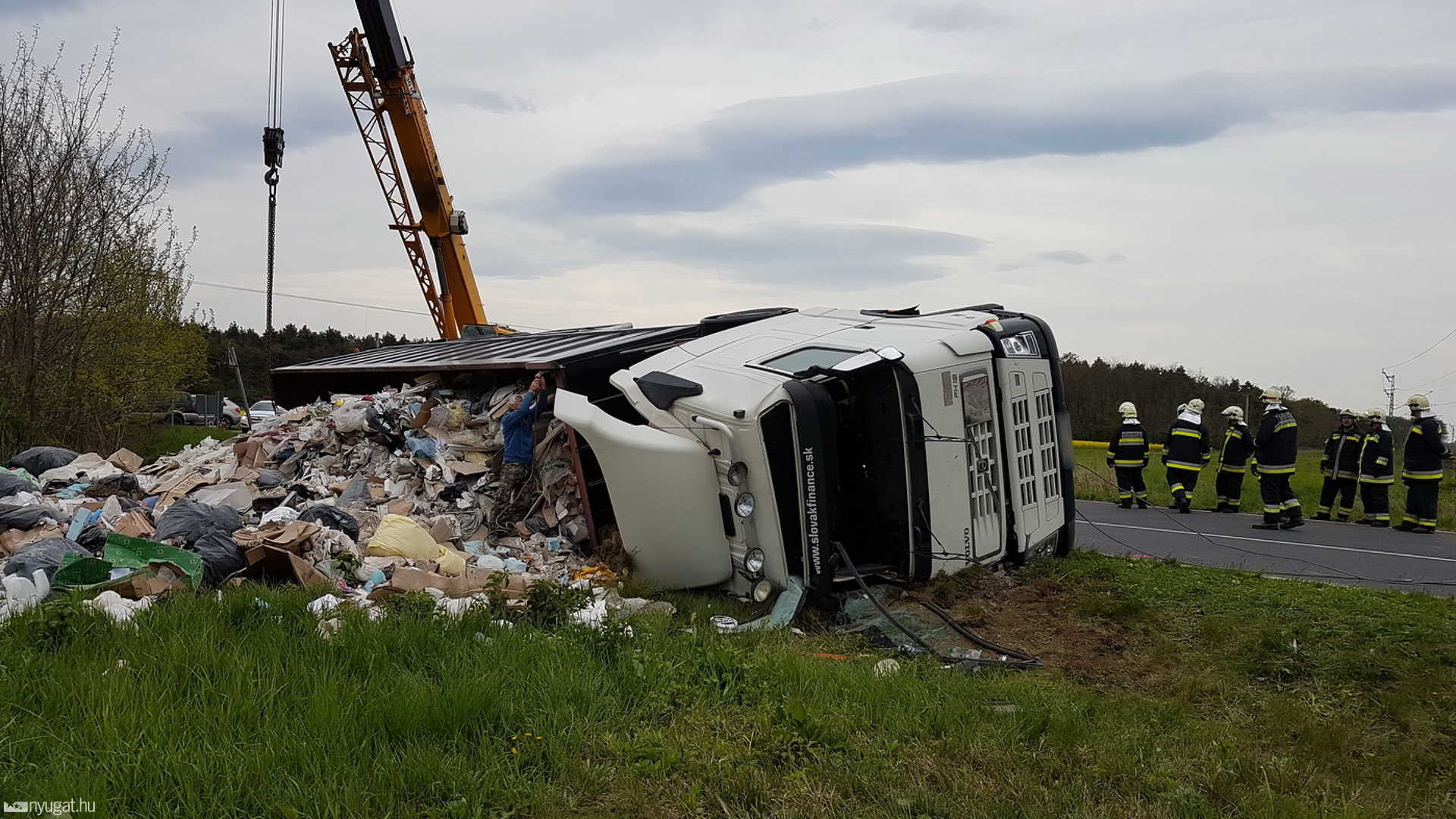 Felborult egy hulladékszállító kamion Nemeskeresztúr közelében