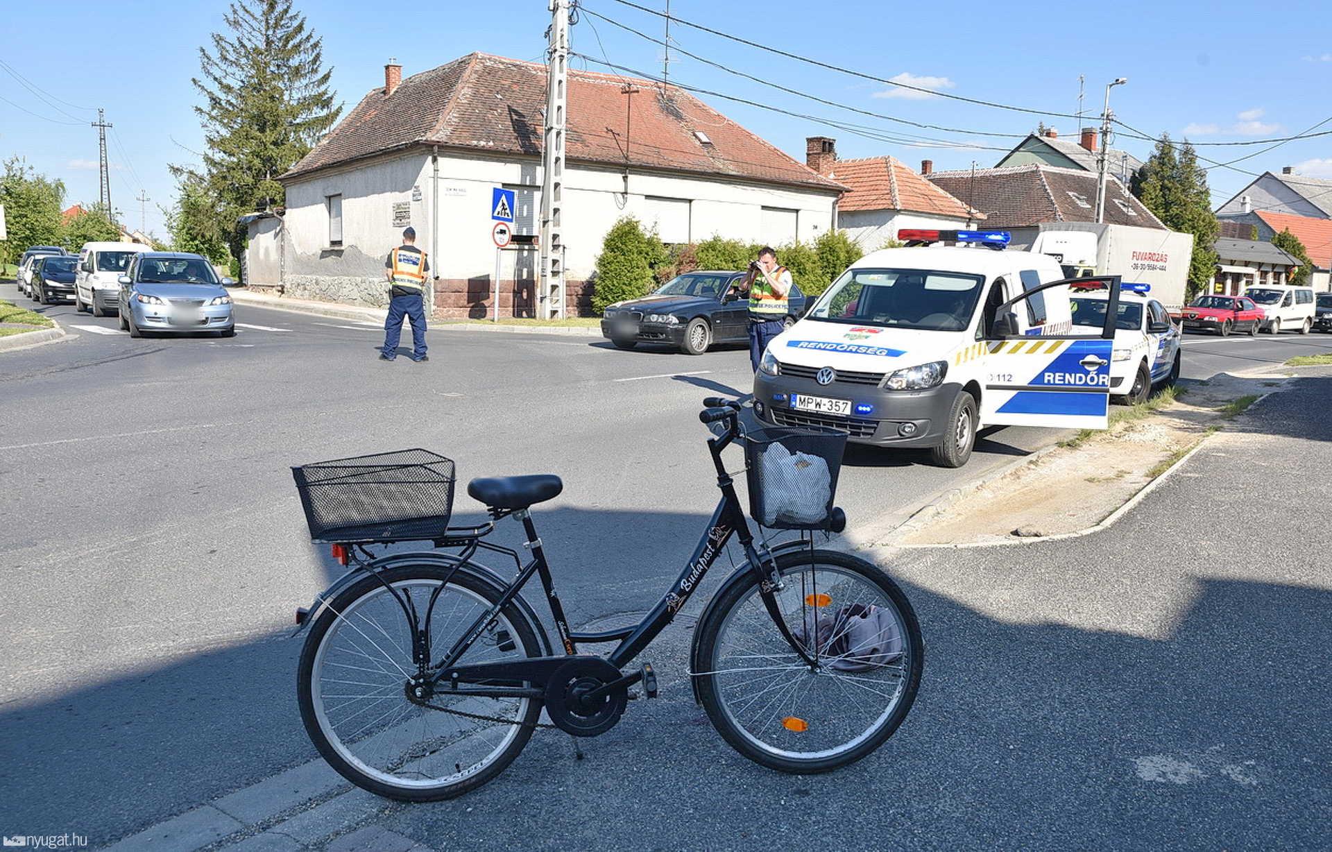 Lendületből akart áttekerni a zebrán, súlyosan megsérült a kerékpáros