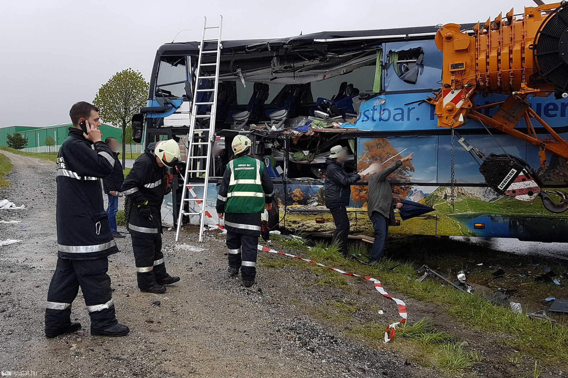 Emeletes busz hajtott daru elé Großpetersdorfnál