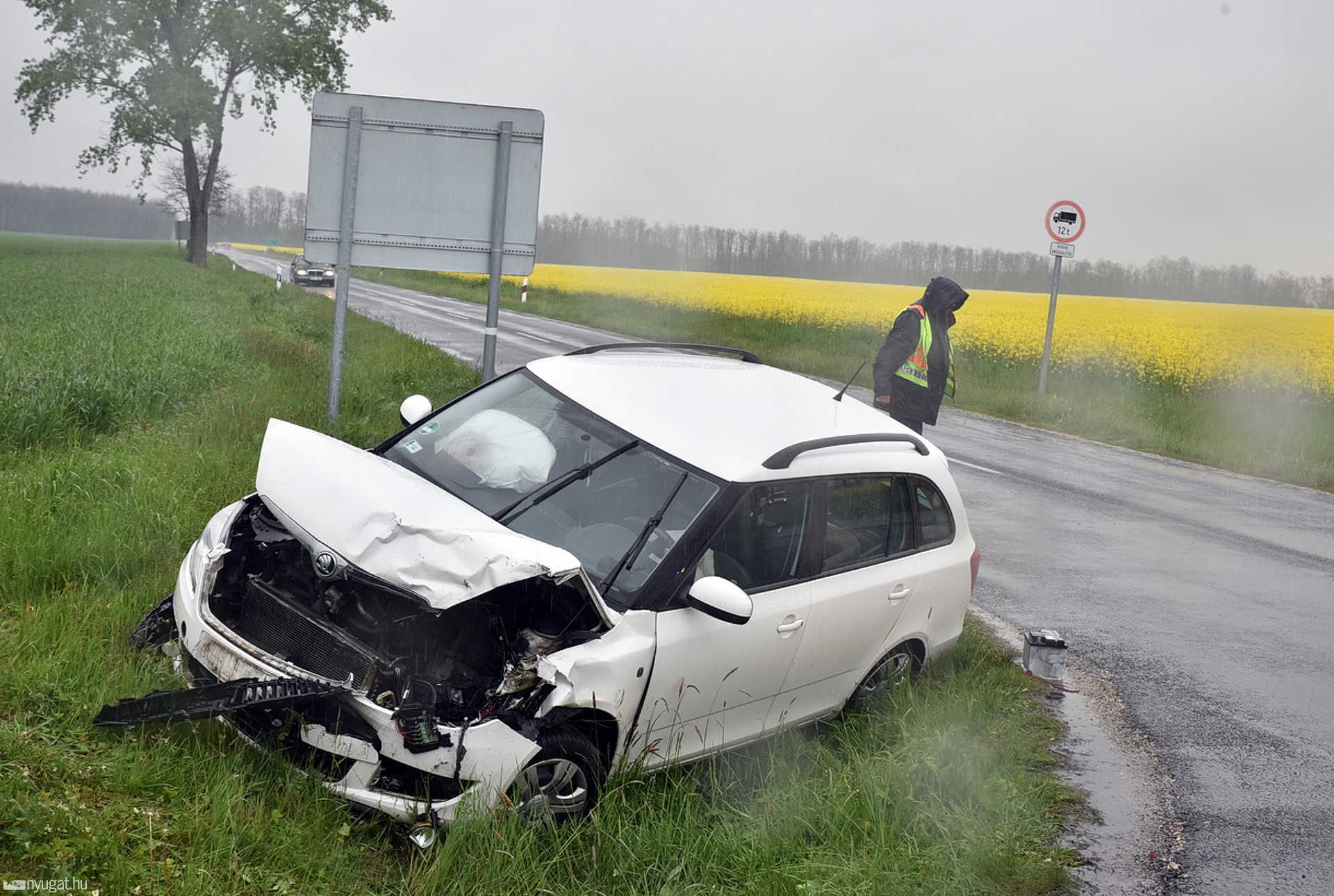 Seatba rohant egy Skoda a bobai elágazónál, Mesteriben Suzuki ütközött betonáteresznek