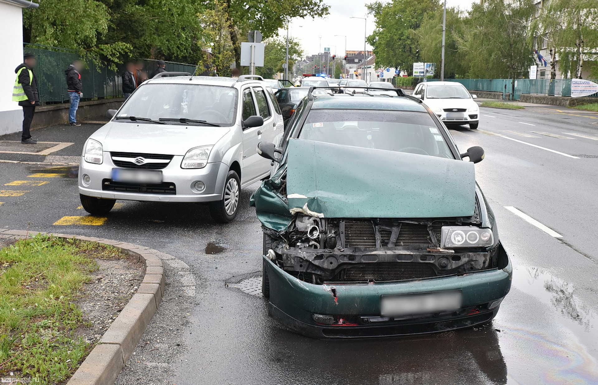 Gyalogátkelőhelynél ütközött két autó