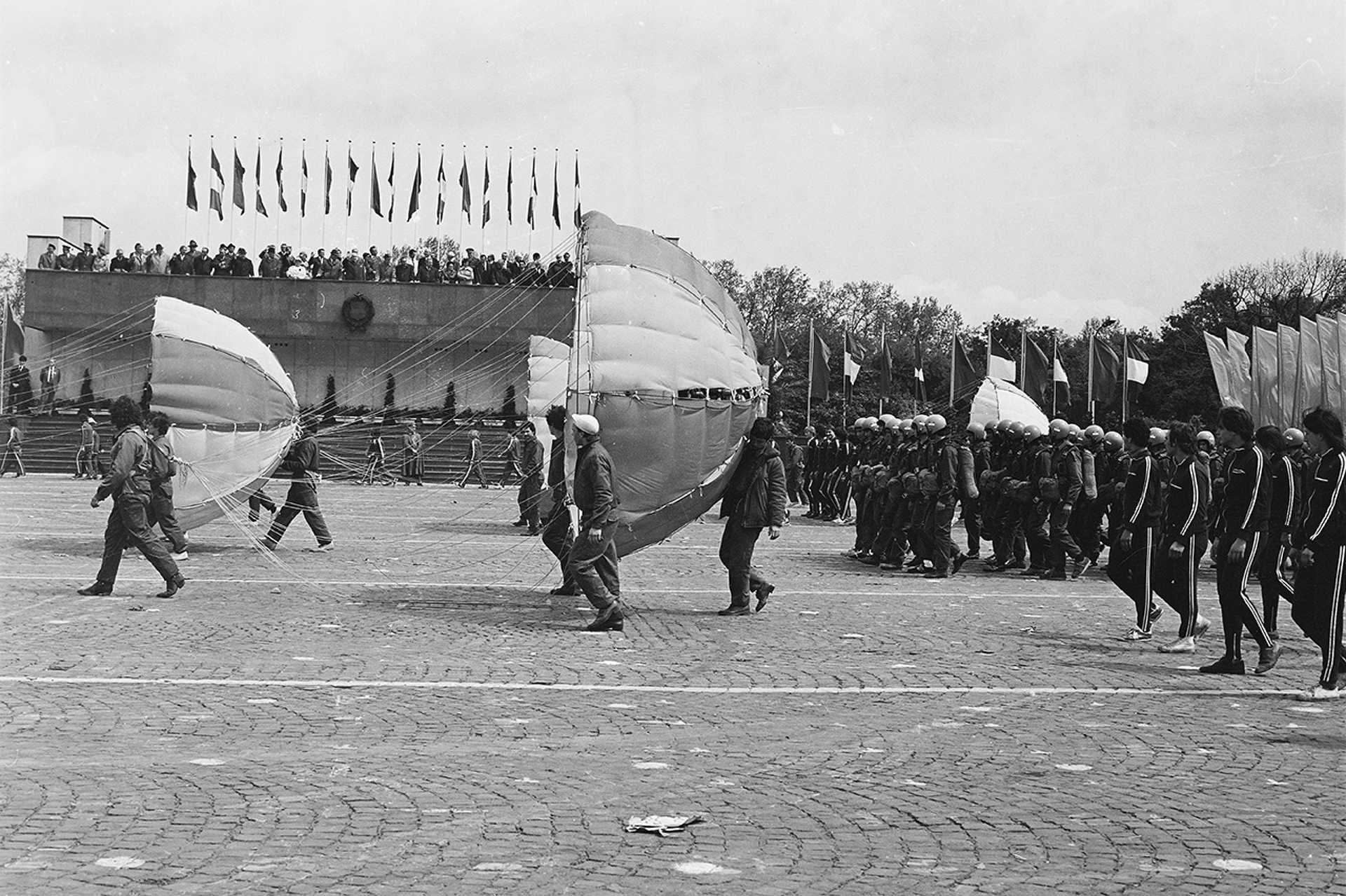 Ötvenhatosok tere (Felvonulási tér), május 1- i felvonulás, háttérben a dísztribün, 1981.