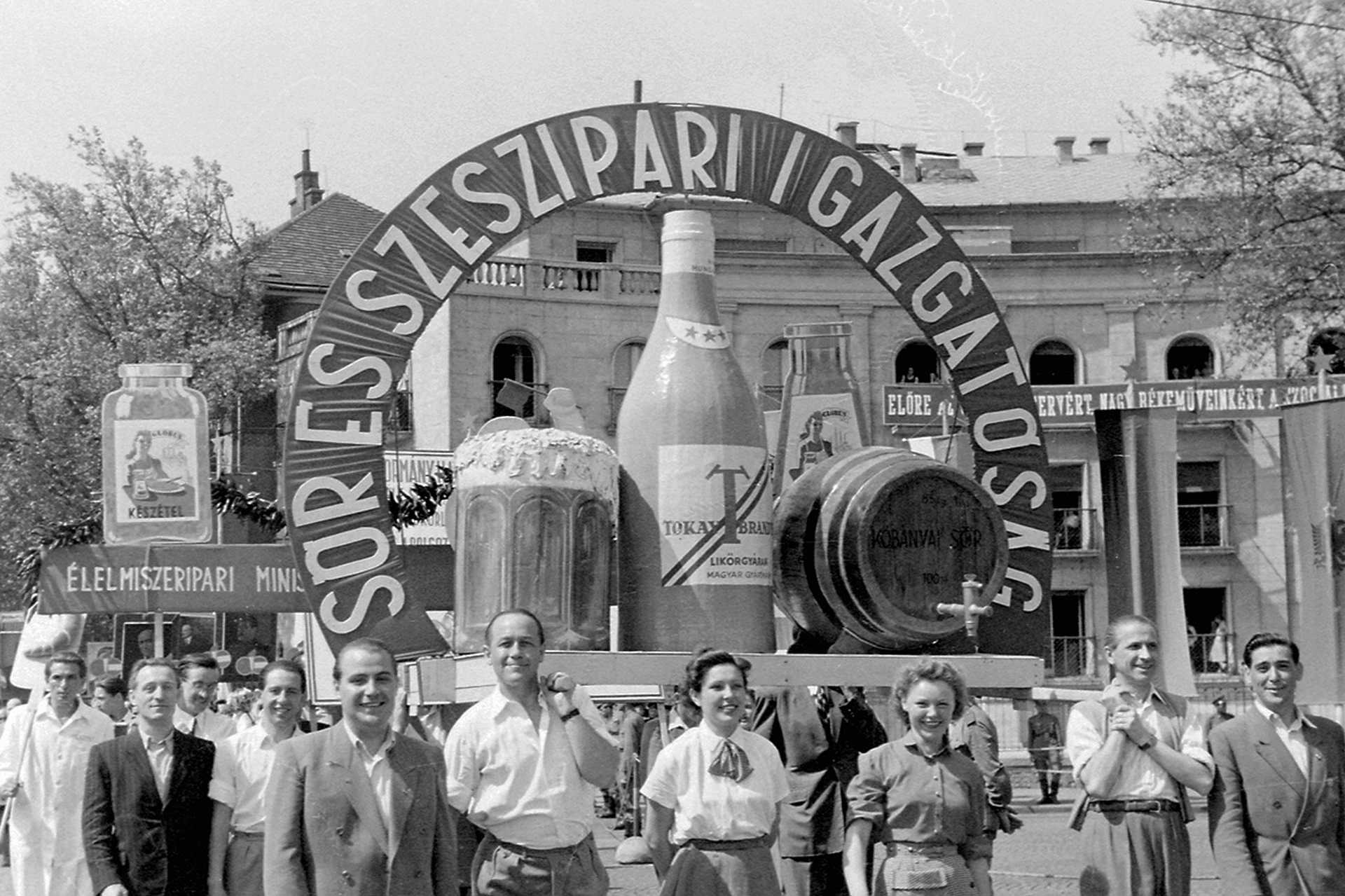 Andrássy (Sztálin) út - Dózsa György út sarok, május 1-i felvonulás, 1952.