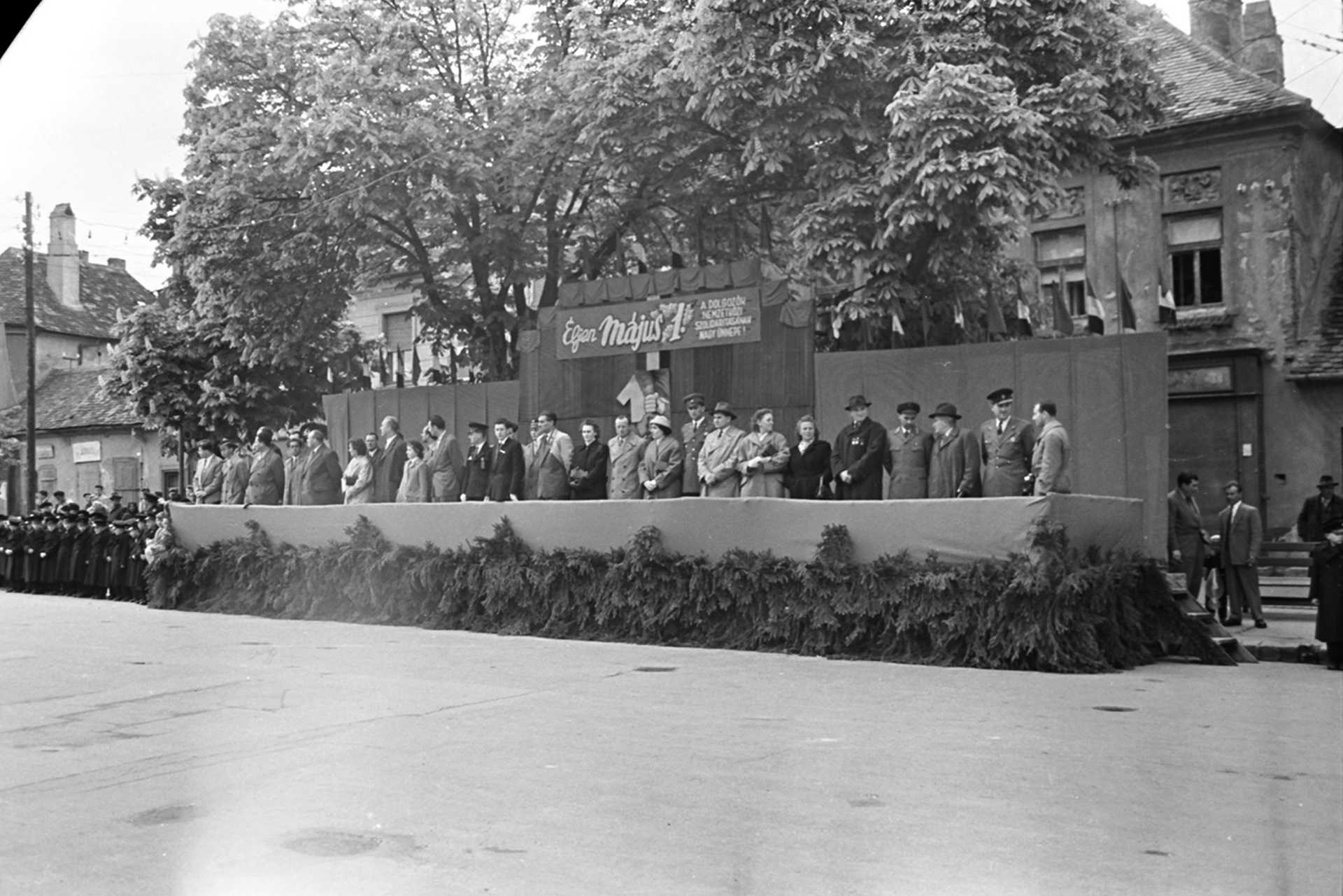 Kőszeg, Fő tér, dísztribün május 1-i felvonuláson, 1959.