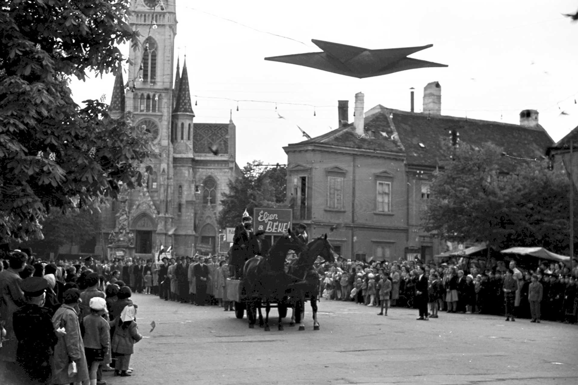 Kőszeg, Fő tér, május 1-i felvonulás, háttérben a Jézus Szíve plébániatemplom, 1959.