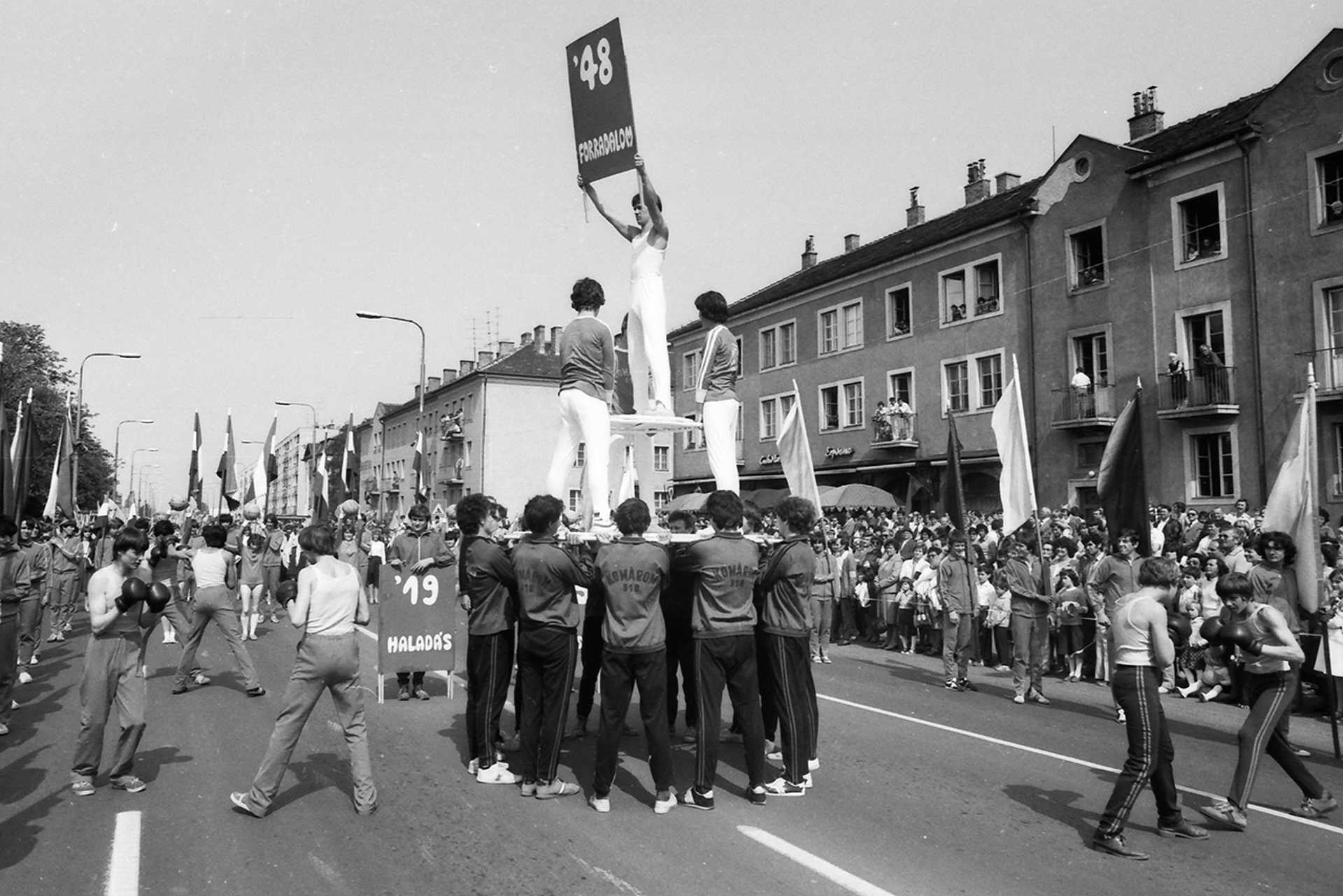 Komárom, Mártírok útja, május 1-i felvonulás, 1980.