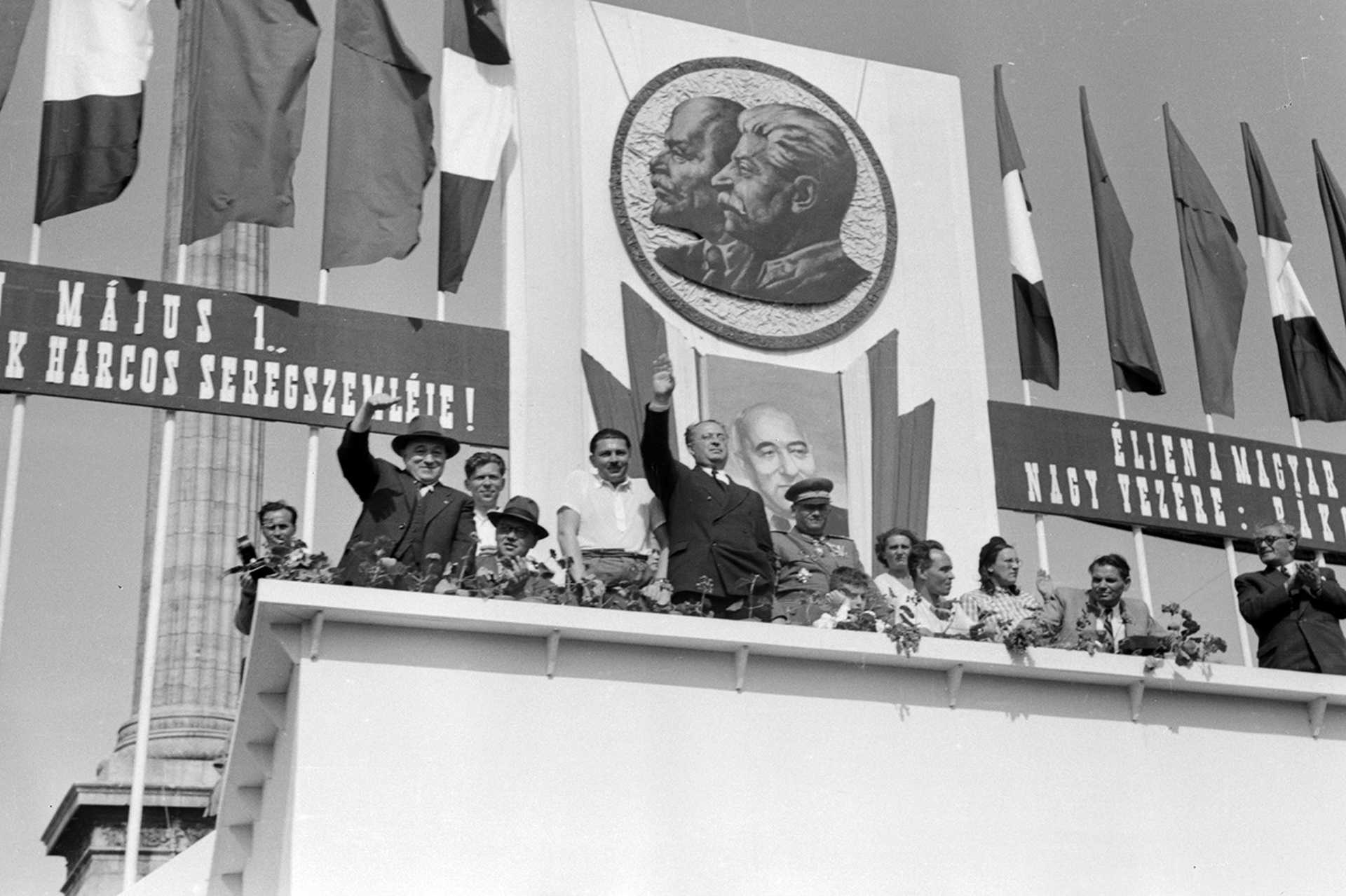 Hősök tere, május 1-i dísztribün. Balra, kalapban Rákosi Mátyás, 1949.