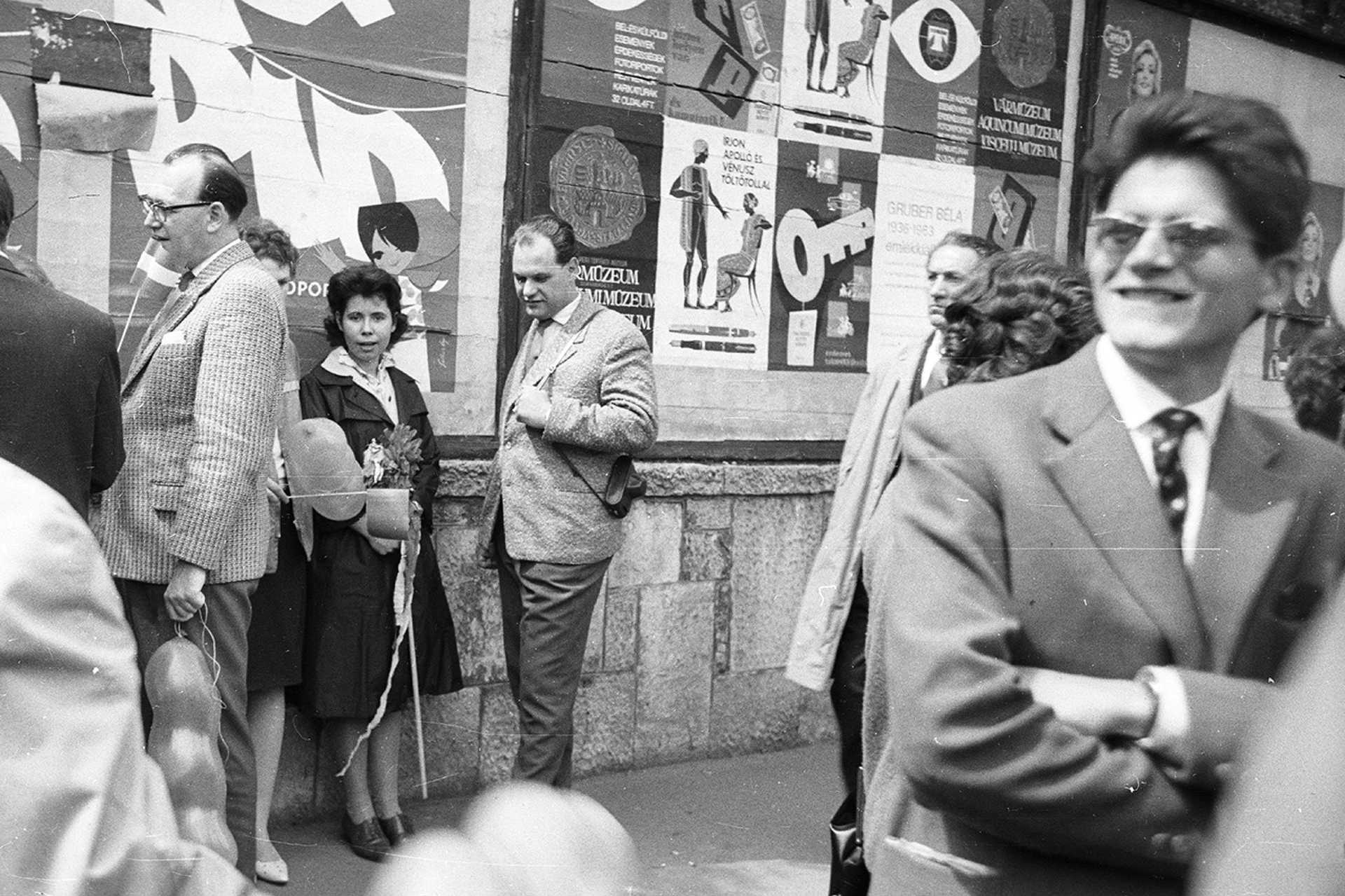 Bajza utca a Damjanich utca és a Városligeti (Gorkij) fasor között, május 1-i felvonulók, 1964.