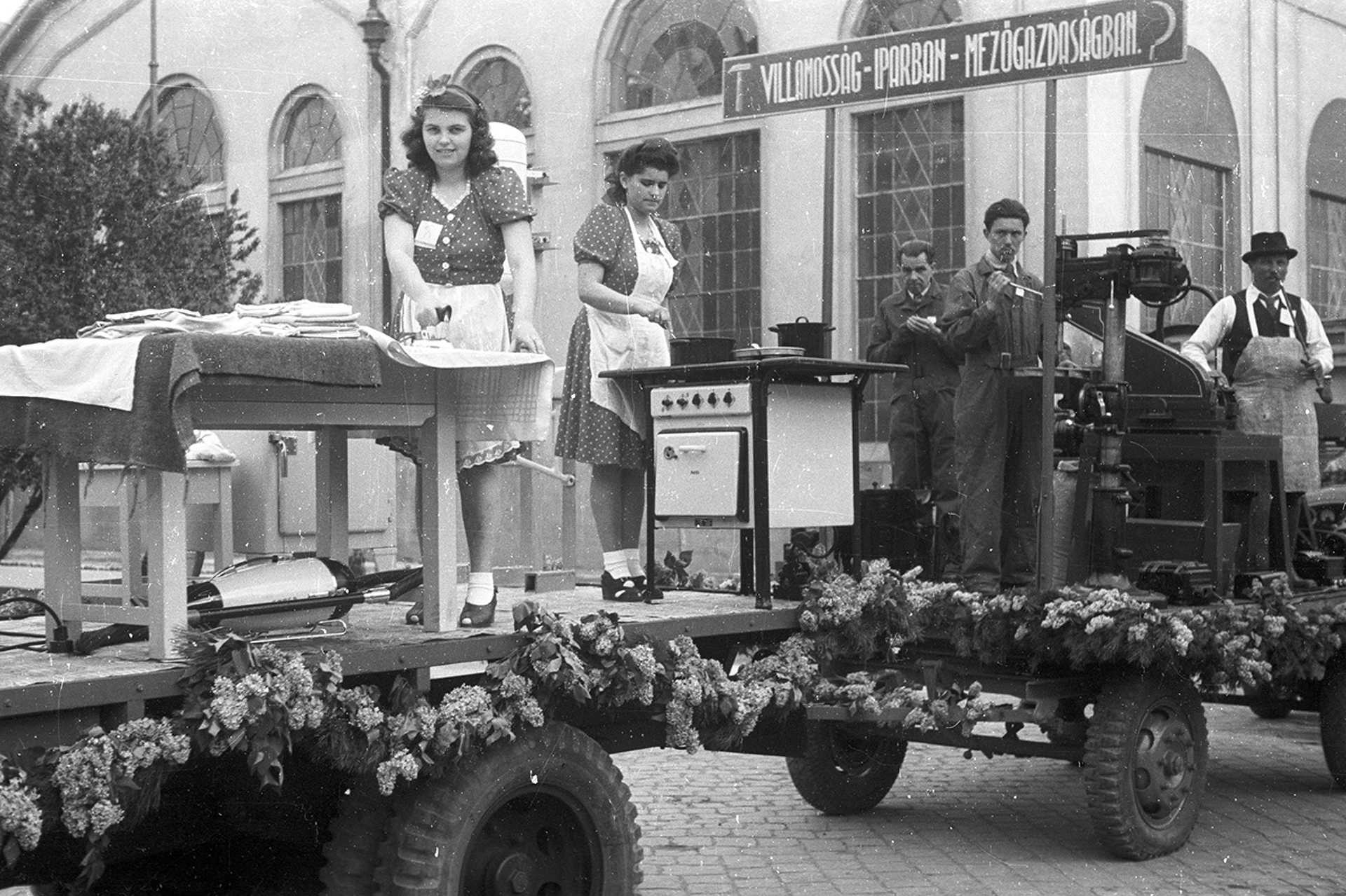 Győr, Gyárváros, ipartelep, május 1-i felvonulás, 1947.