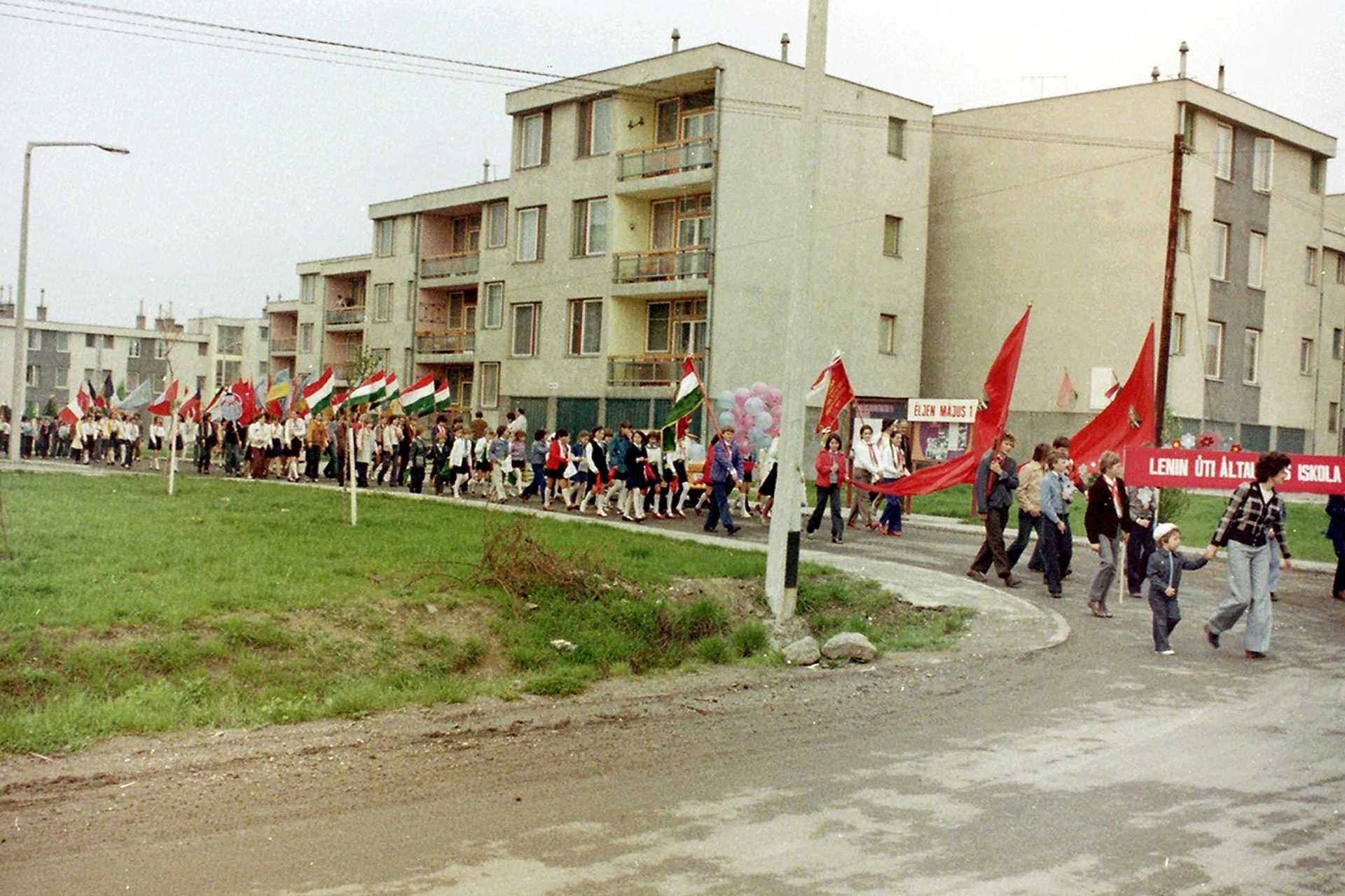 Szentendre, Vasvári lakótelep, Deák Ferenc (Aranyossi Pál) utca a Vasvári Pál utca felől, 1983.