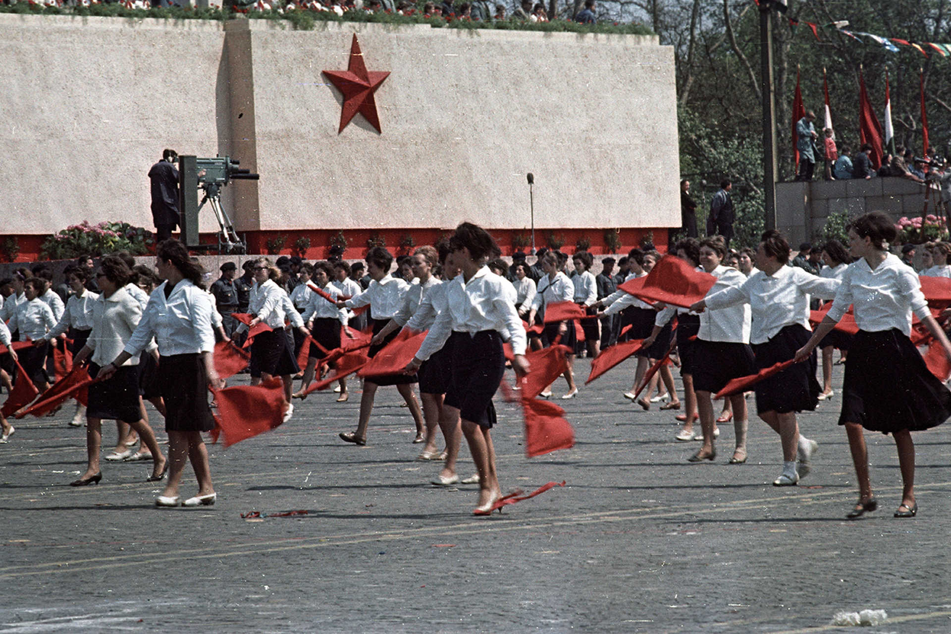 Ötvenhatosok tere (Felvonulási tér), május 1-i felvonulás, háttérben a dísztribün, 1964.