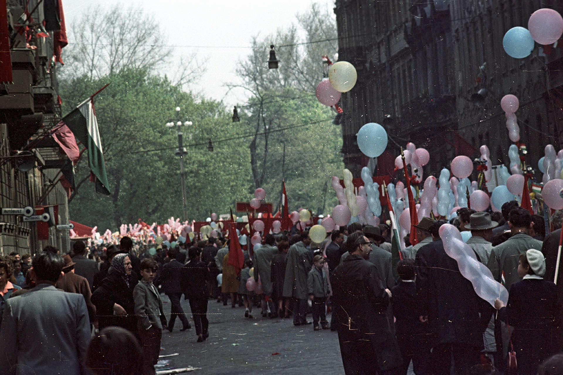 Dembinszky utca a Városliget felé nézve, május 1-i felvonulás, 1964.