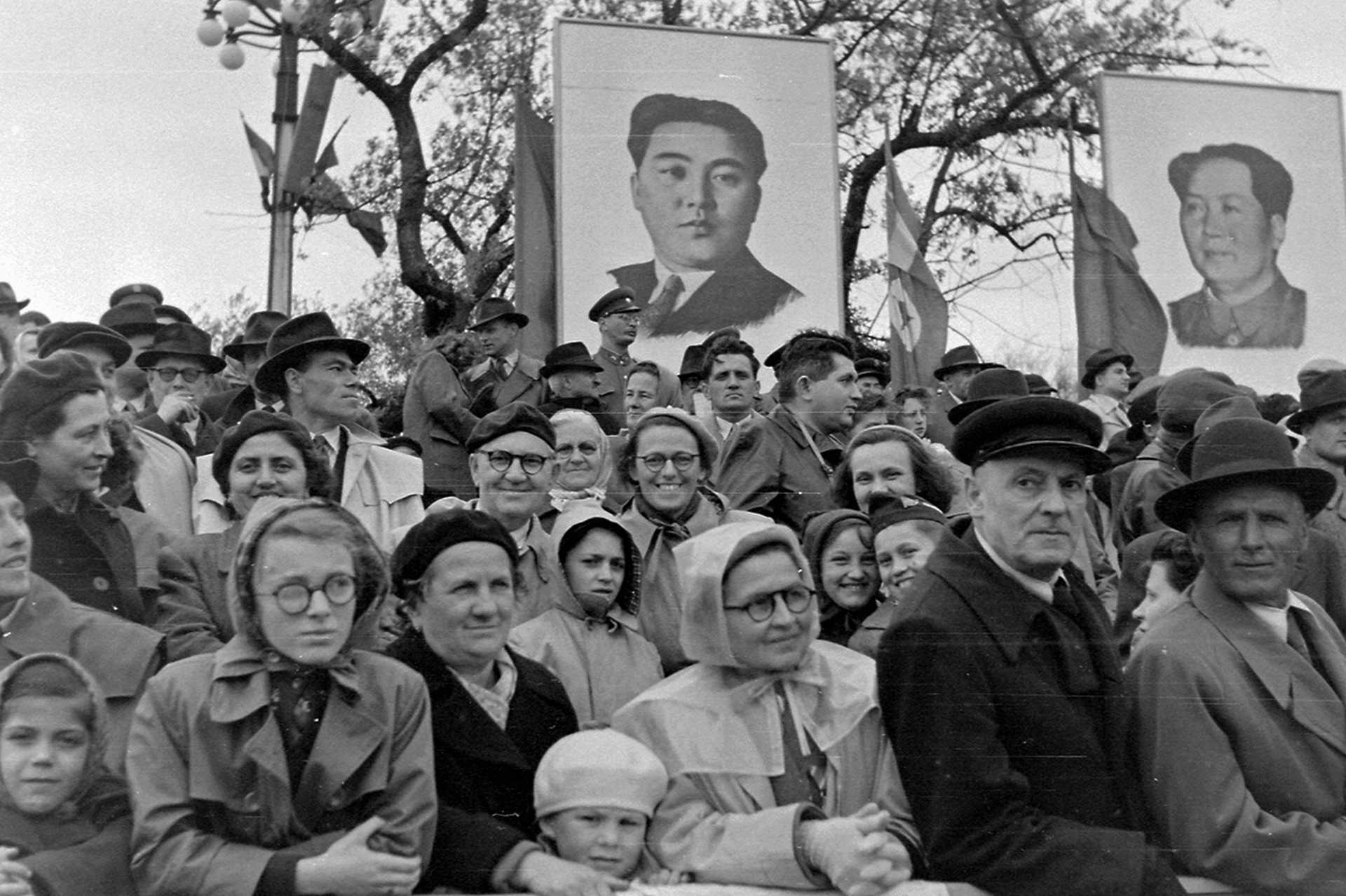 Ötvenhatosok tere (Felvonulási tér), május 1-i felvonulás, meghívott vendégek tribünje, 1956.