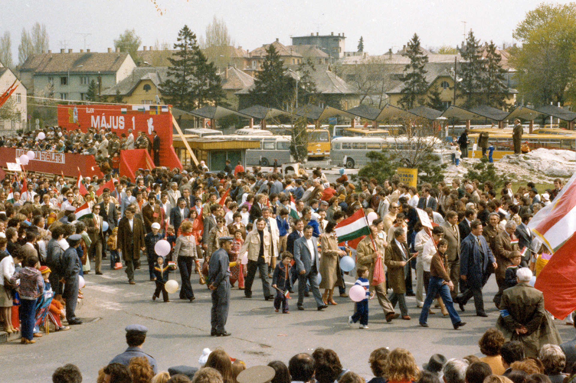 Veszprém, Jutasi (Felszabadulás) út, május 1-i felvonulás, háttérben az autóbusz-pályaudvar, 1980.