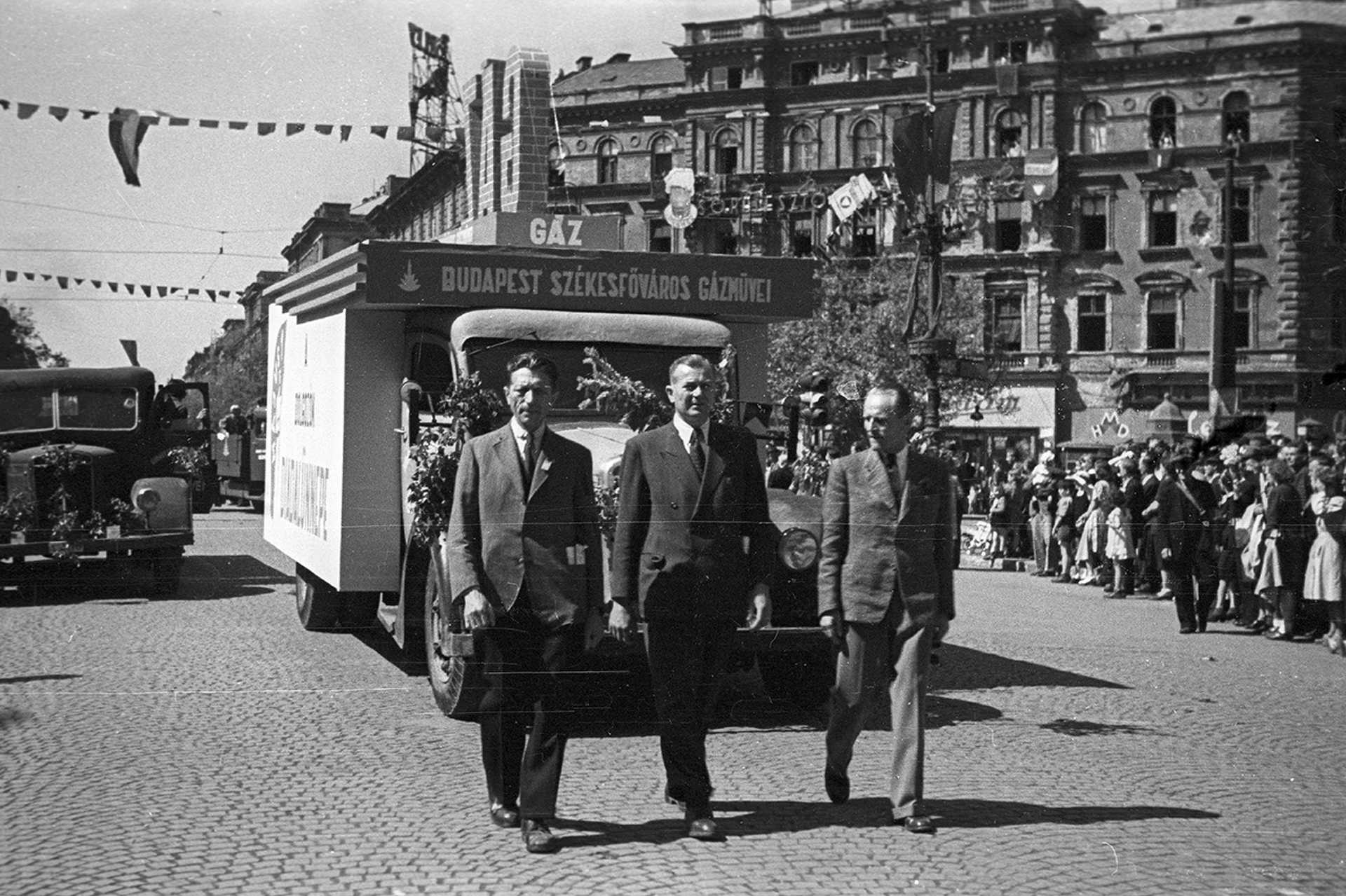 Oktogon, május 1-i ünnepség felvonulói, 1946.