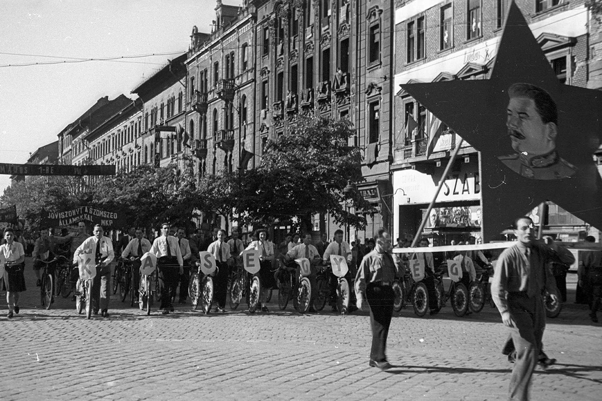 József körút a Népszínház utca torkolatától nézve. Május 1-i felvonulás, 1946.