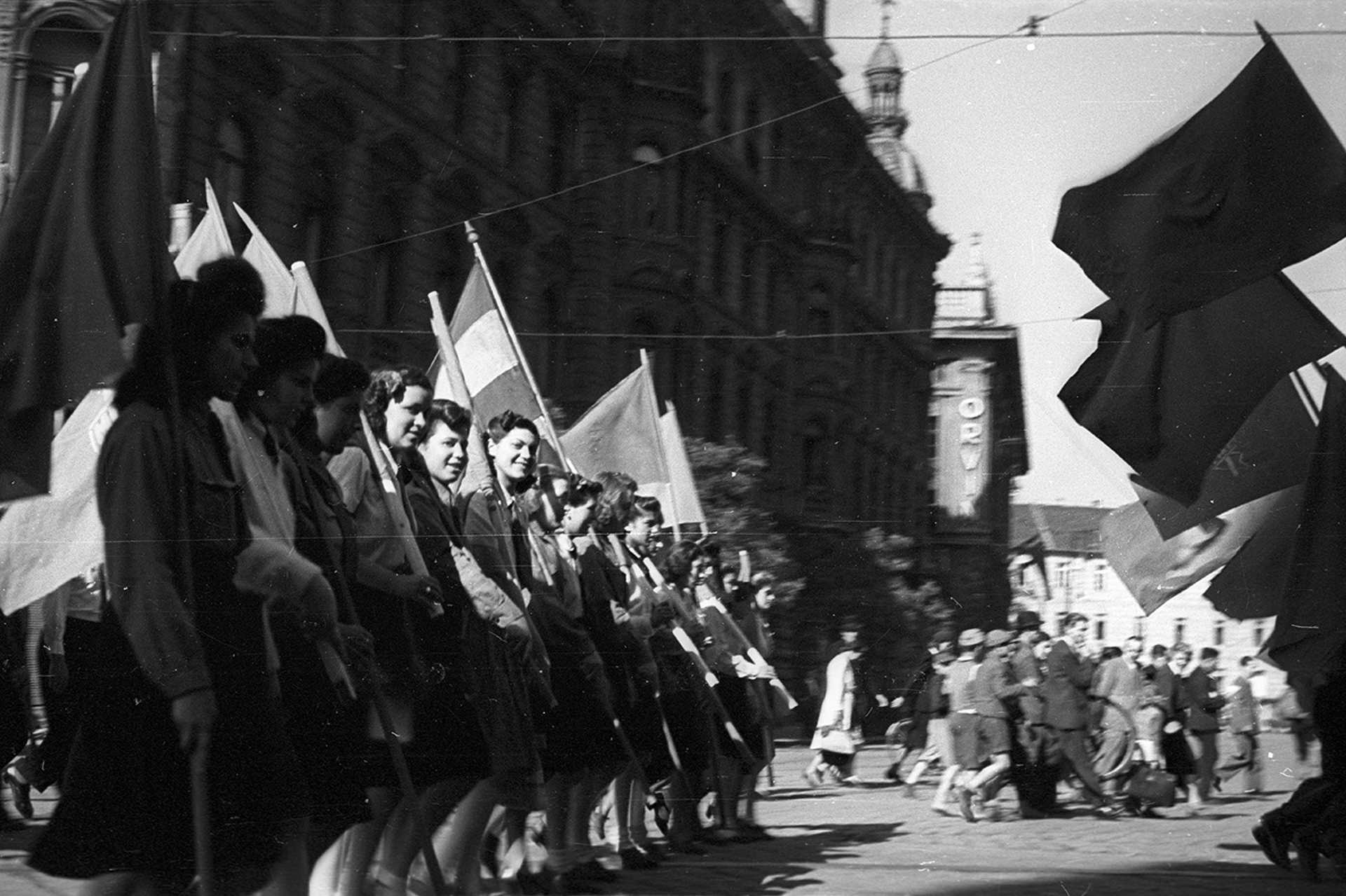 Blaha Lujza tér a Corvin Áruház és a Rókus Kórház felé nézve. Május 1-i felvonulás, 1946.