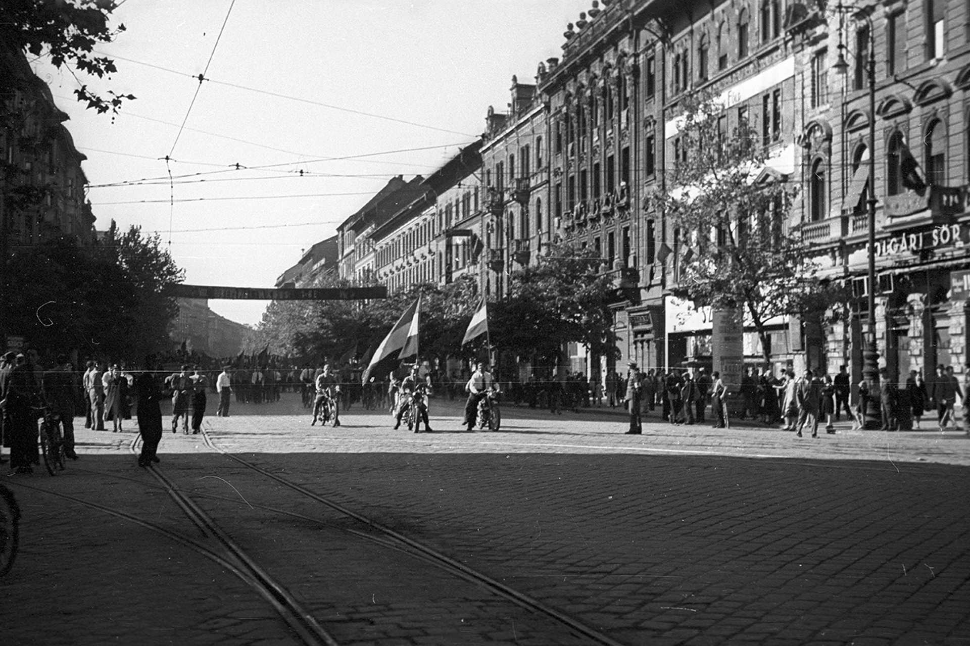 József körút a a Blaha Lujza tér felől nézve. Május 1-i felvonulás, 1946.