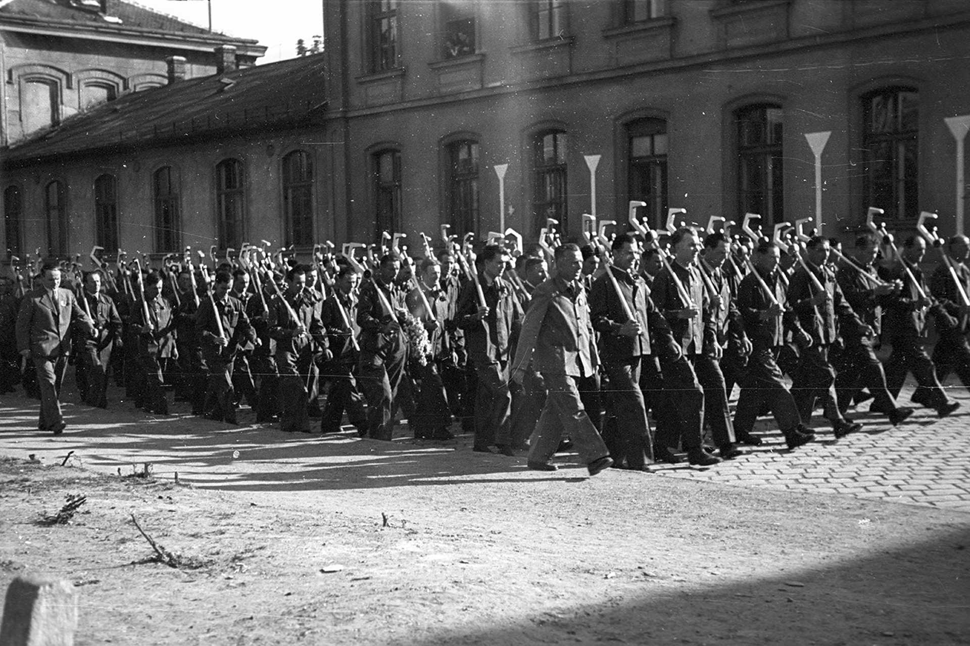 II. János Pál pápa tér. A Fővárosi Gázművek dolgozói május 1-i ünnepségre tartanak, 1946.