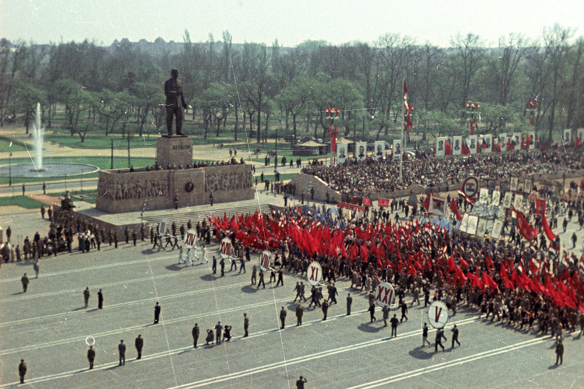 Ötvenhatosok tere (Sztálin tér), május 1-i felvonulás, Sztálin szobor, 1955.