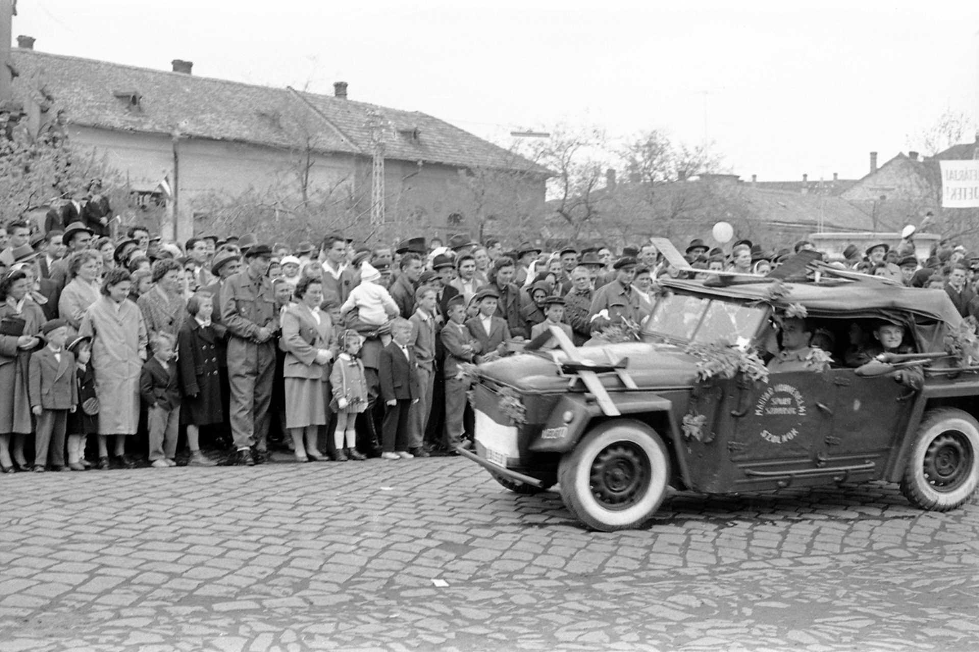Jászberény, Lehel vezér tér, május 1-i felvonulás, 1960.