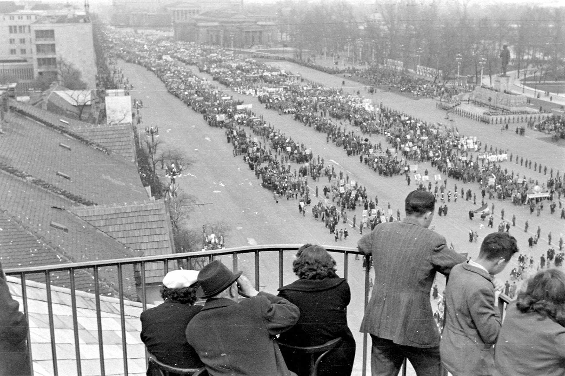 Ötvenhatosok tere (Sztálin tér), május 1-i felvonulás, jobbra a Sztálin szobor, 1954.