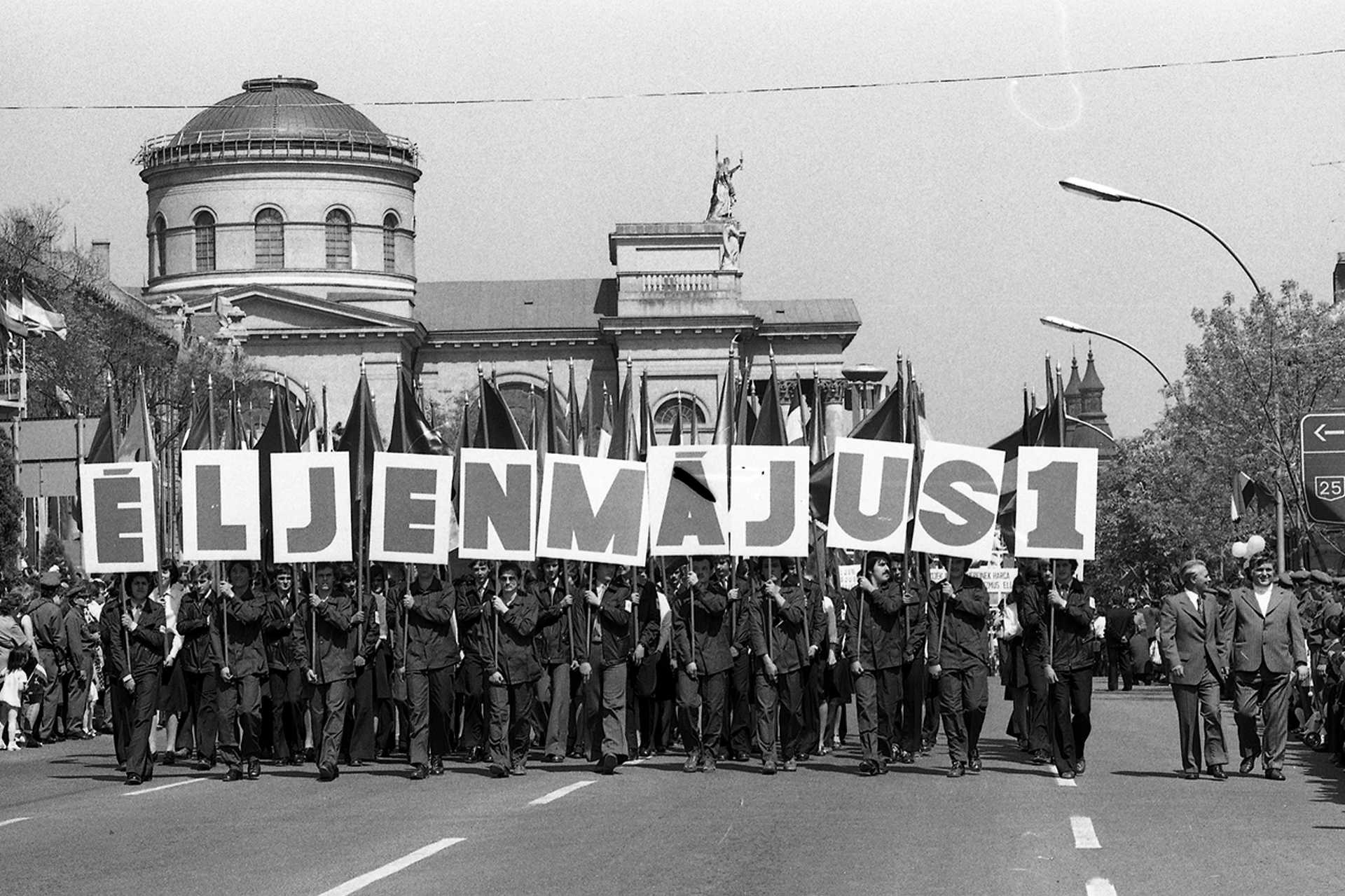 Eger, Hatvani kapu (Lenin) tér, háttérben a Főszékesegyház. Május 1-i felvonulás, 1977.