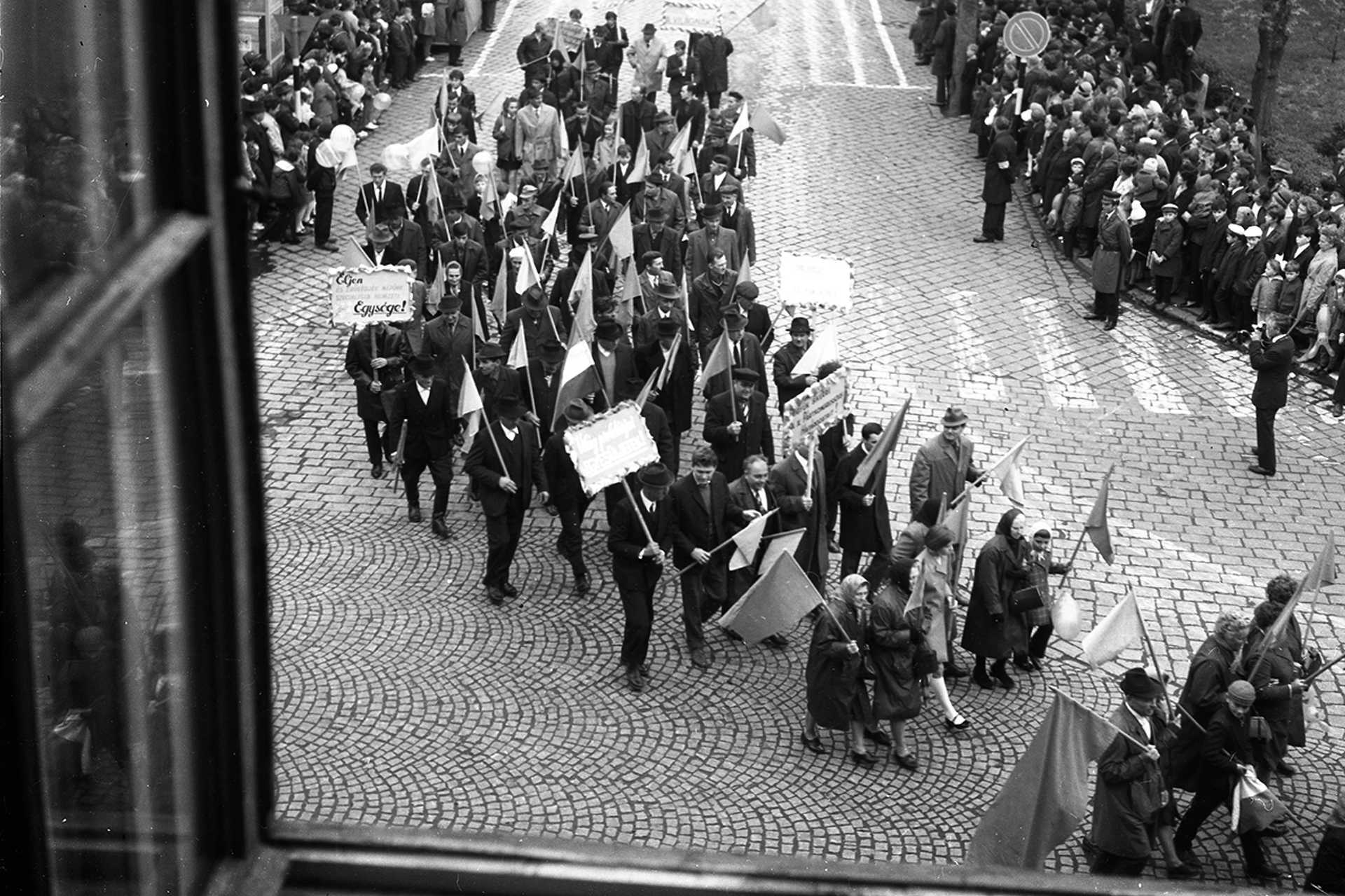Cegléd, Szabadság tér a Rákóczi út felé nézve. Május 1-i felvonulás, 1968.