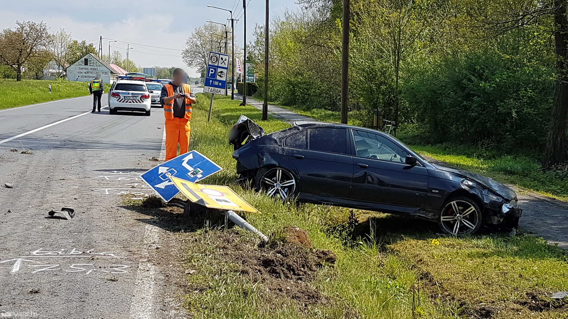 Előzni tilos táblánál hajtott előző autóba egy Mercedes